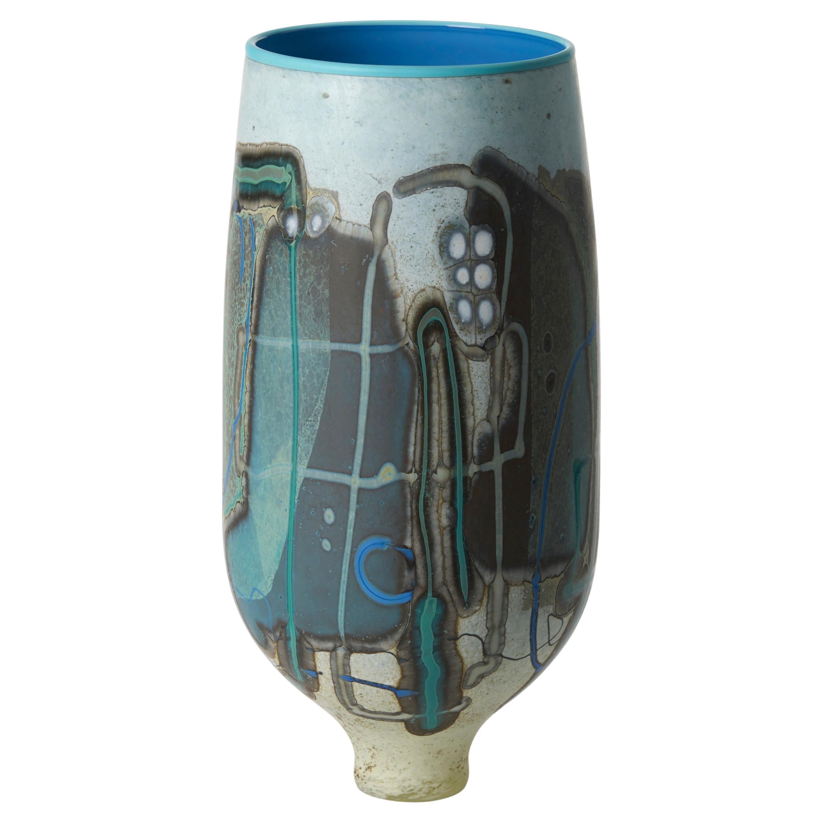 Jarrón de cristal con motivos abstractos Vetrograph Pasiolite, azul y jade, de Anne Clifton en venta