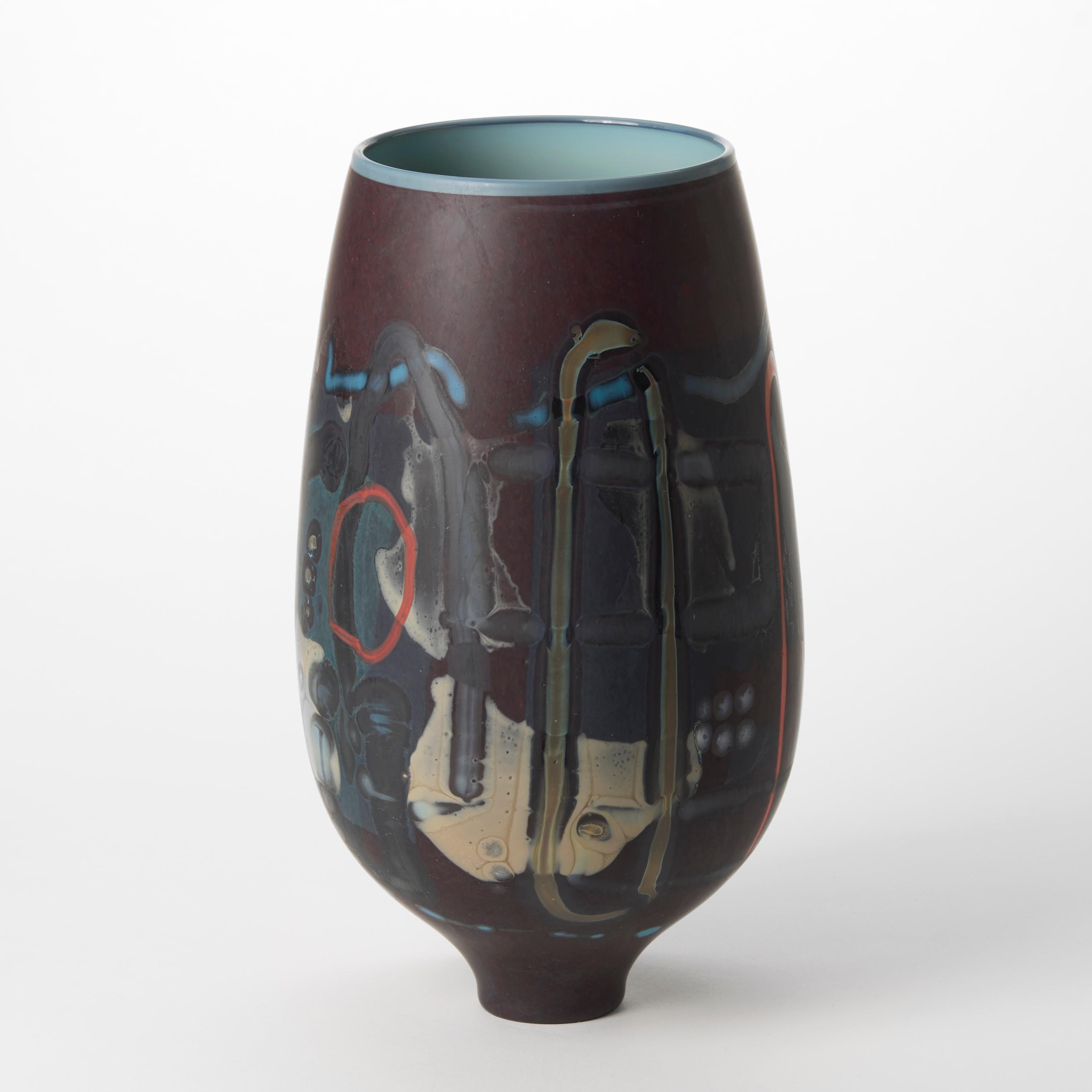 Organico moderno Vetrograph Tannic, vaso in vetro viola, rosso e blu dal design astratto di Anne Clifton in vendita