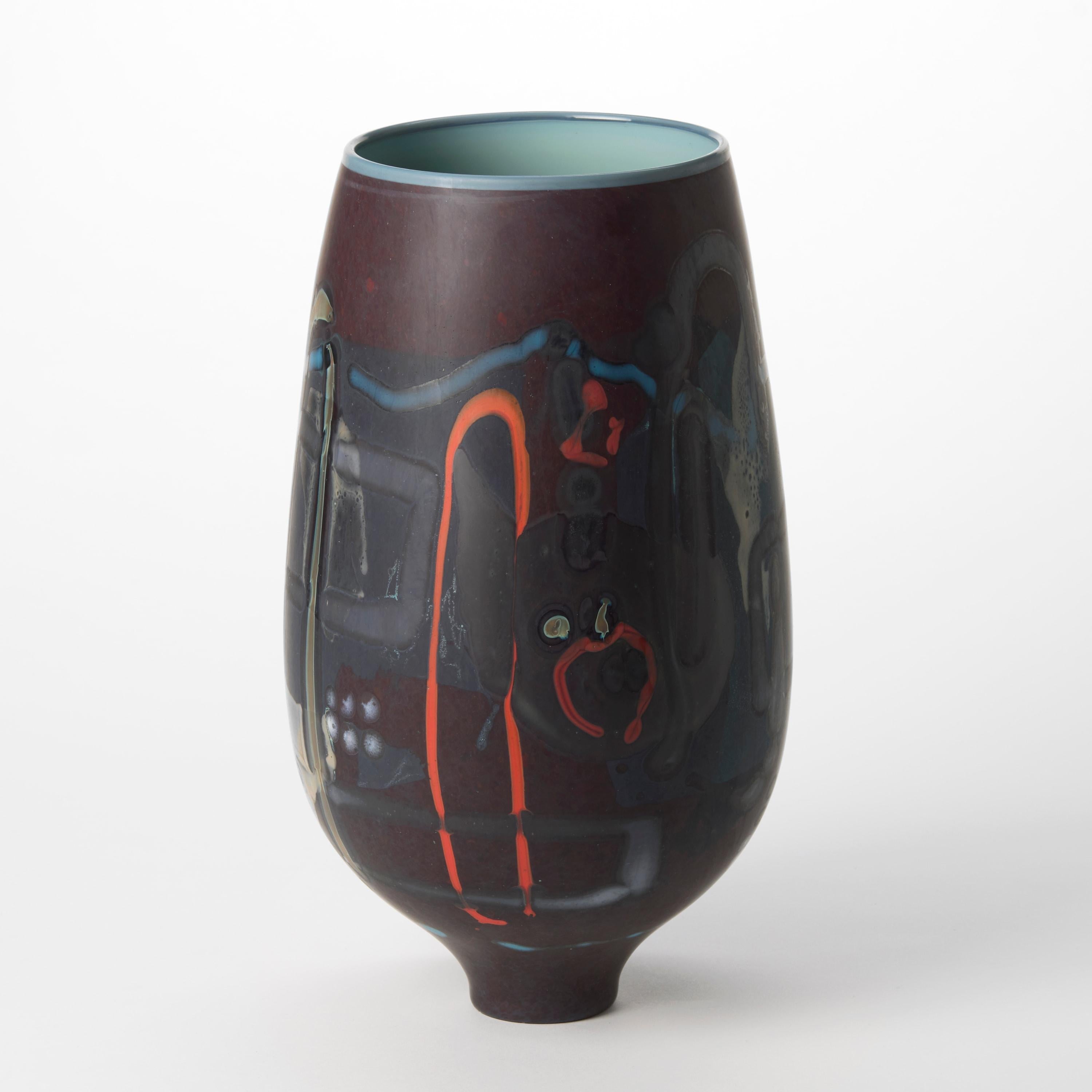 Australiano Vetrograph Tannic, vaso in vetro viola, rosso e blu dal design astratto di Anne Clifton in vendita