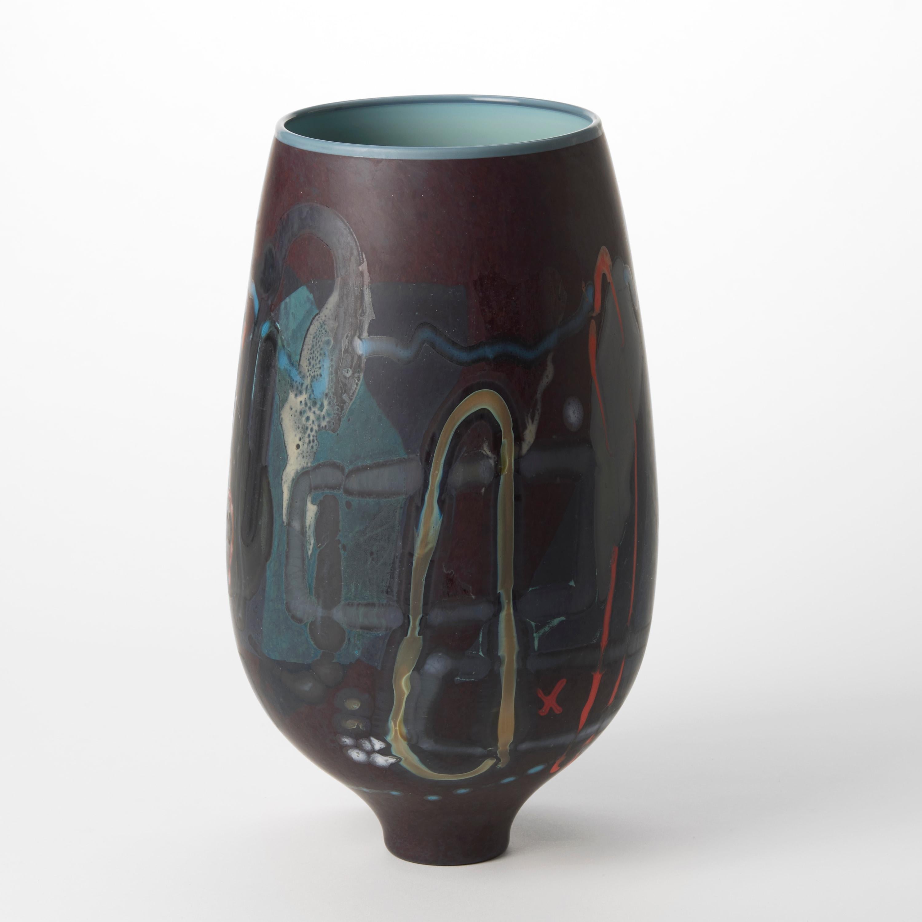 Fatto a mano Vetrograph Tannic, vaso in vetro viola, rosso e blu dal design astratto di Anne Clifton in vendita