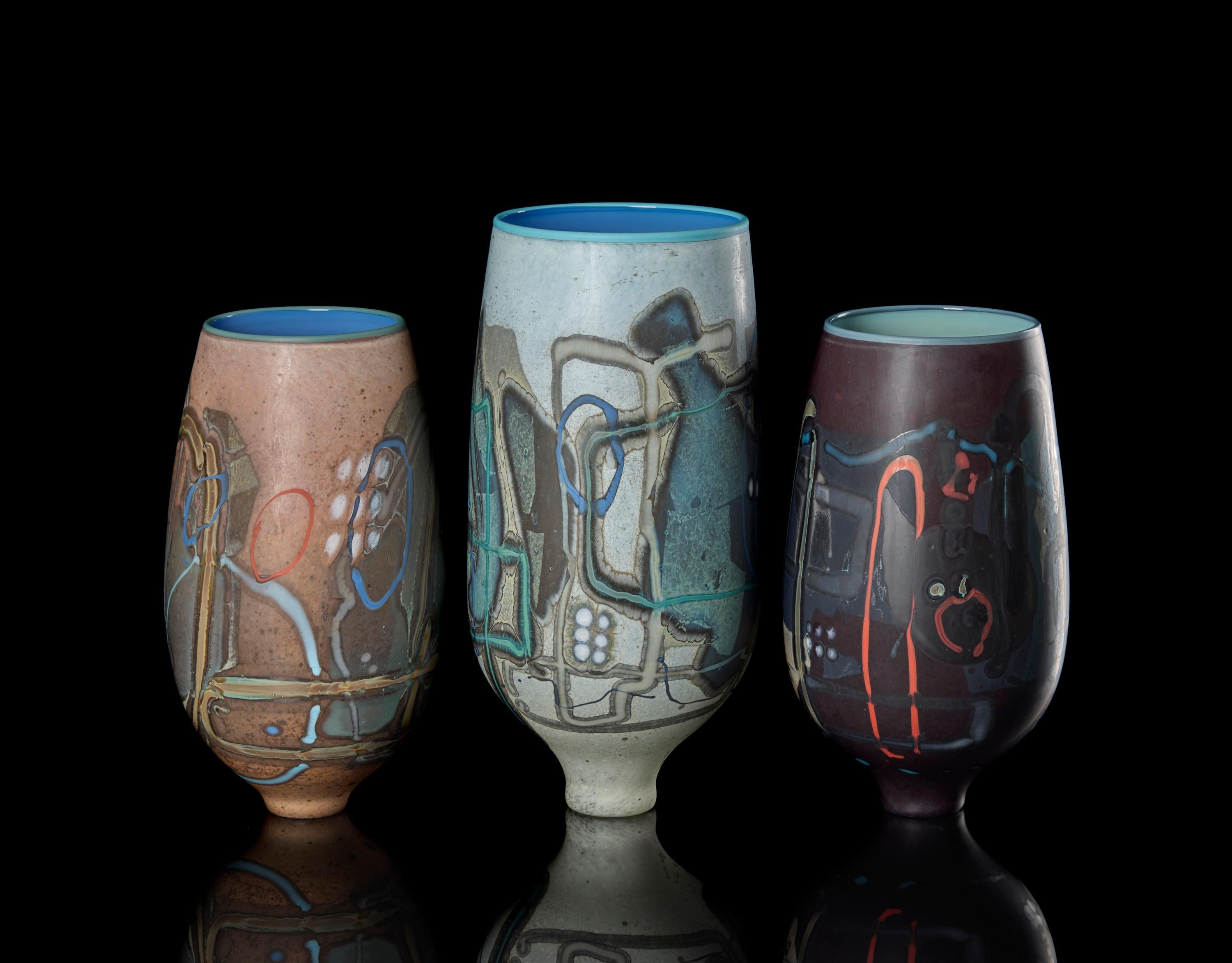 Vetrograph Tannic, vaso in vetro viola, rosso e blu dal design astratto di Anne Clifton in vendita 1