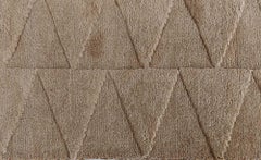 „Vetta“ – moderner Art-déco-Läufer mit geometrischem Muster in warmem Beige, handgefertigt von Doris Leslie Blau