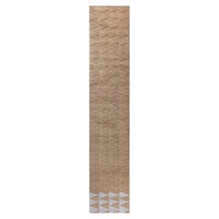 „Vetta“ – moderner Art-déco-Läufer mit geometrischem Muster in warmem Beige, handgefertigt von Doris Leslie Blau