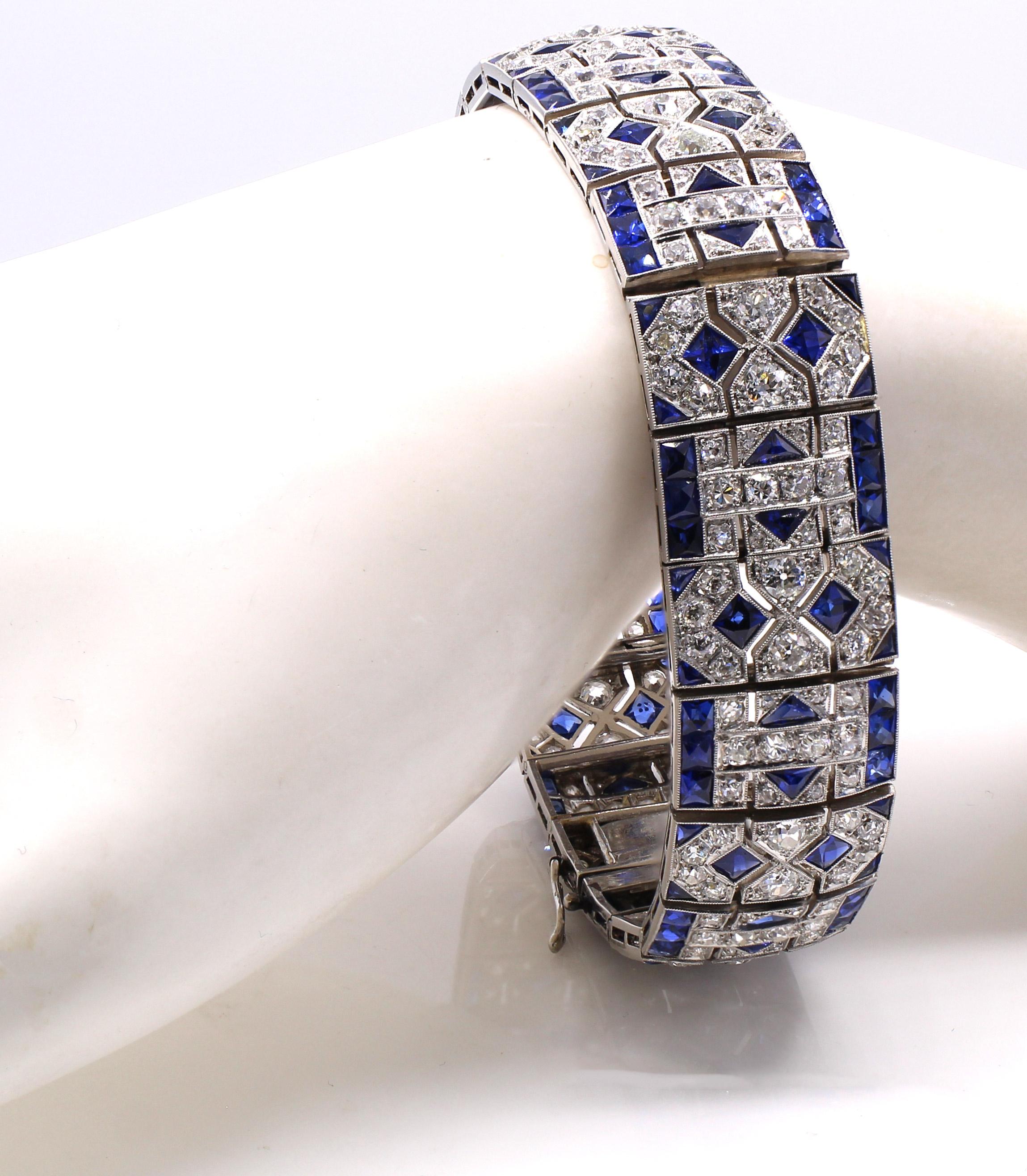 Precioso brazalete Art Déco diseñado y fabricado a mano con maestría por la joyería parisina Haus Henry Vever en la década de 1920. 

Está engastado con diamantes de talla europea antigua y zafiros sintéticos de un azul vibrante. 

Desde principios