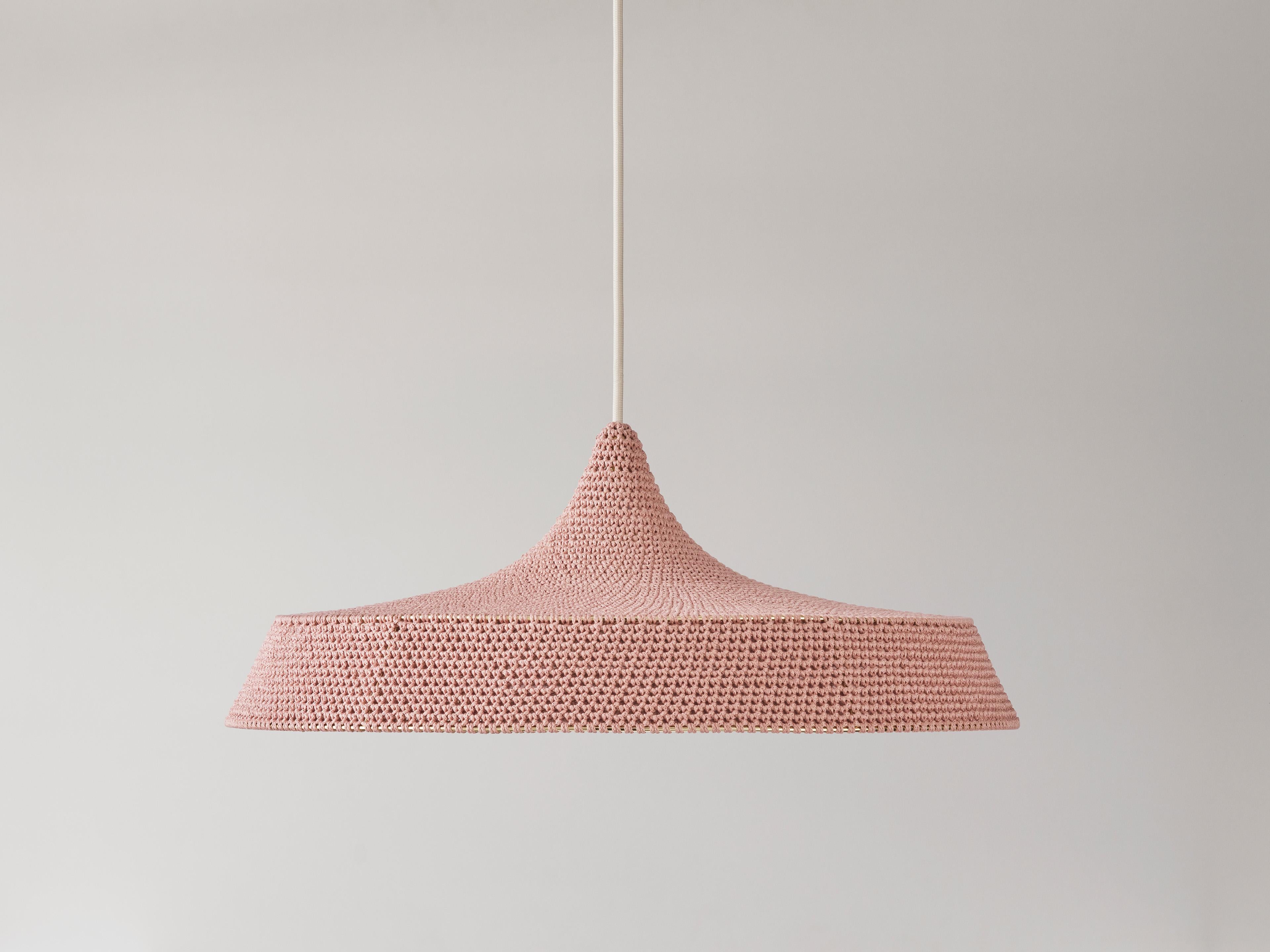 LIGHT / SHADE Collection sind Downlights, V2 GLÜCK, CAVE und VEX. Entworfen als Antwort auf den Bedarf an schöner und einzigartiger direkter Beleuchtung.
Der untere Teil aus doppeltem Stoff verbirgt geschickt den Rahmen und sorgt so für einen