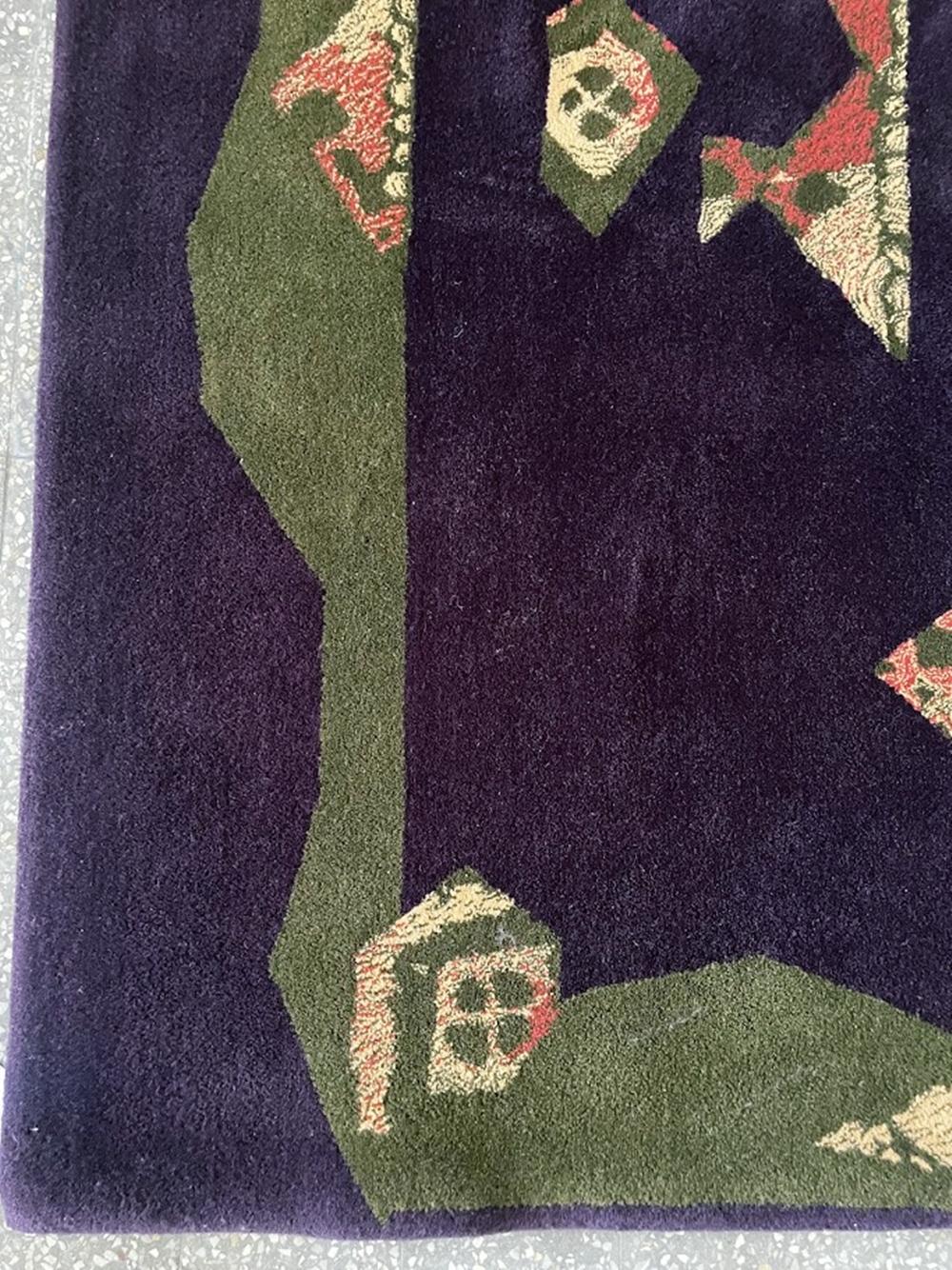 Dieser Tisca-Teppich aus 100 % neuseeländischer Wolle (Größe: 200x200 cm) eignet sich sowohl für Retro- als auch für moderne Innenräume. Seine Farbgestaltung spiegelt die Kunsttrends der 80er und 90er Jahre wider und verleiht jedem Raum einen