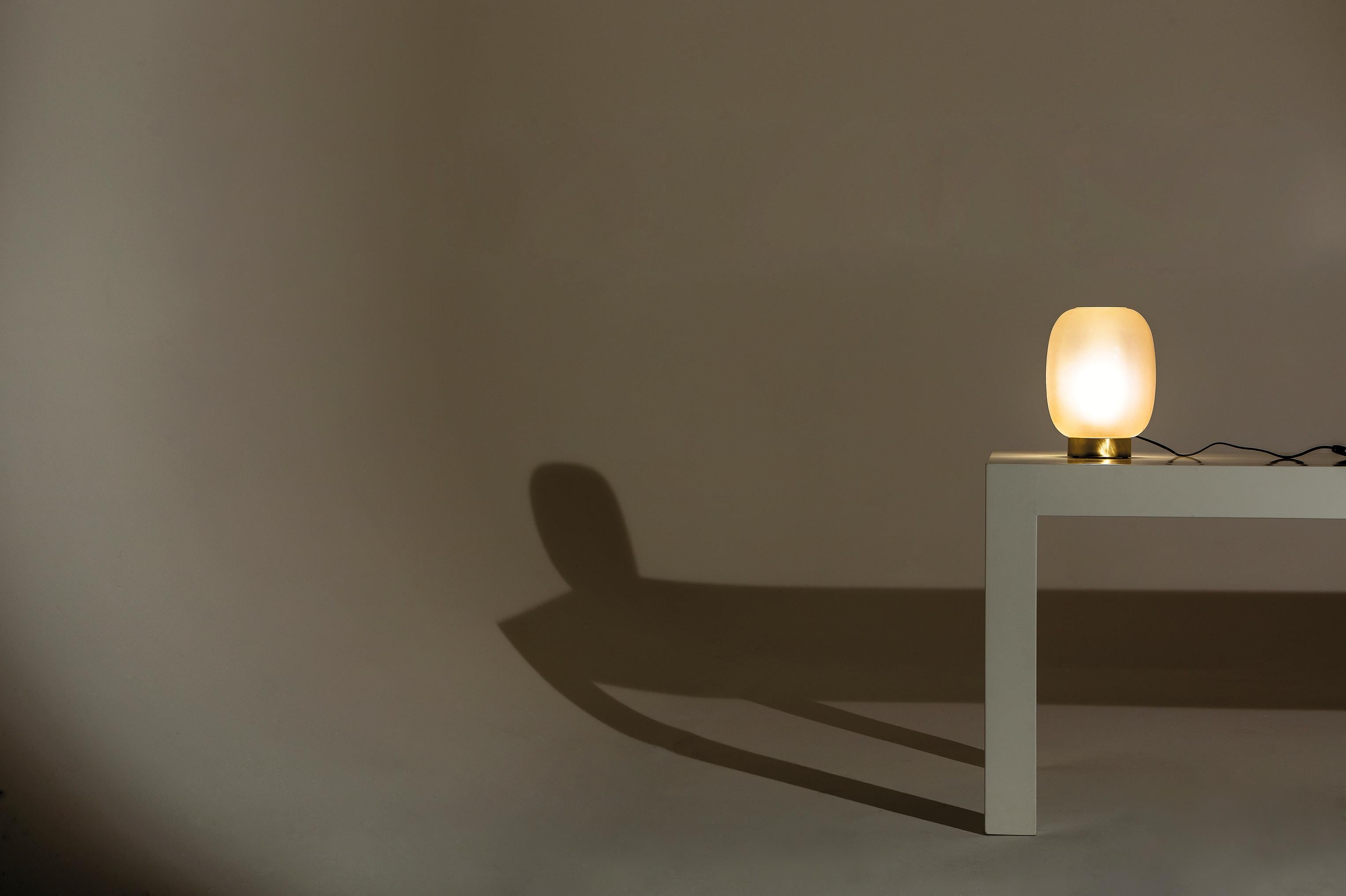 Lampada da tavolo VF210 in ottone satinato e vetro soffiato di Daluce In condizioni Nuovo in vendita a Geneve, CH