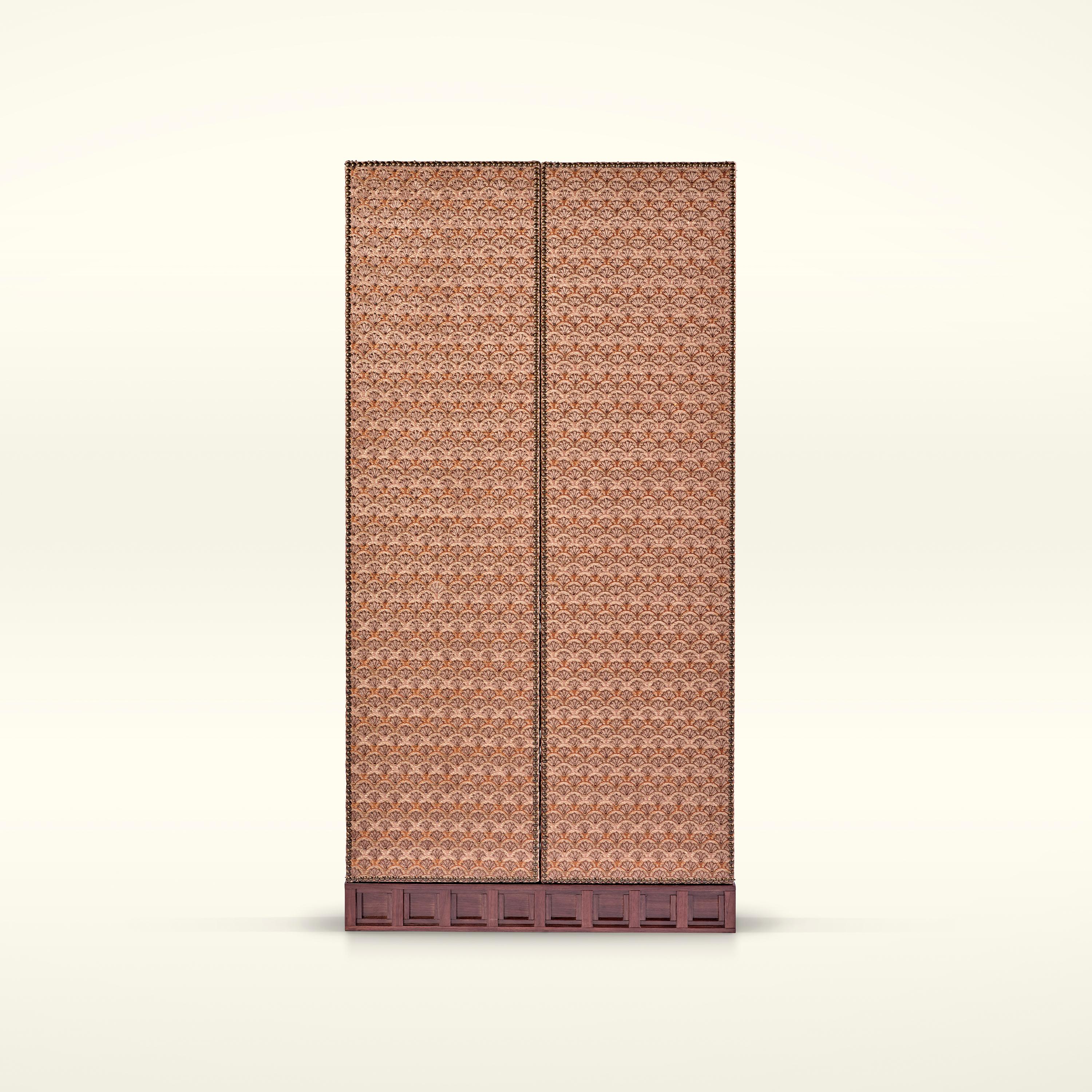 L'armadietto VH1 è una creazione collaborativa, caratterizzata da una base in legno modellata a mano. I suoi interni sono impreziositi da specchi e dettagli in ottone che conferiscono un tocco di eleganza. L'involucro esterno del mobile è avvolto in