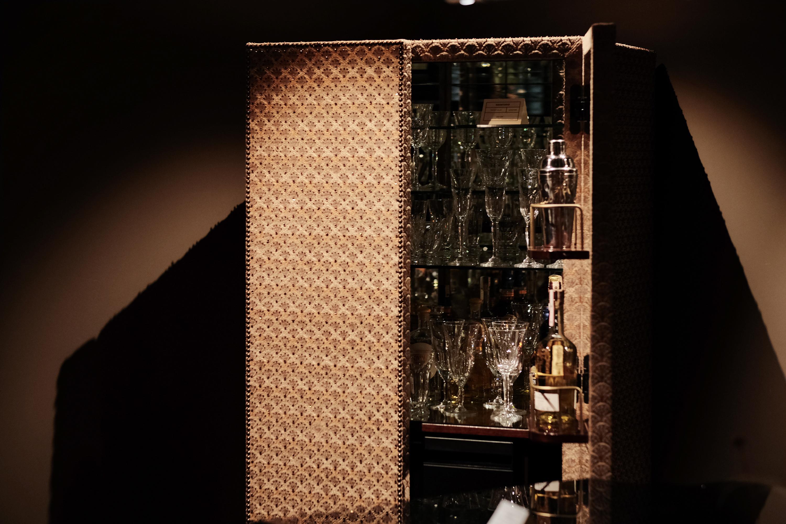 Fatto a mano VH Mobile Bar 001, rivestito in tessuto speciale con base in Wood sagomata a mano in vendita