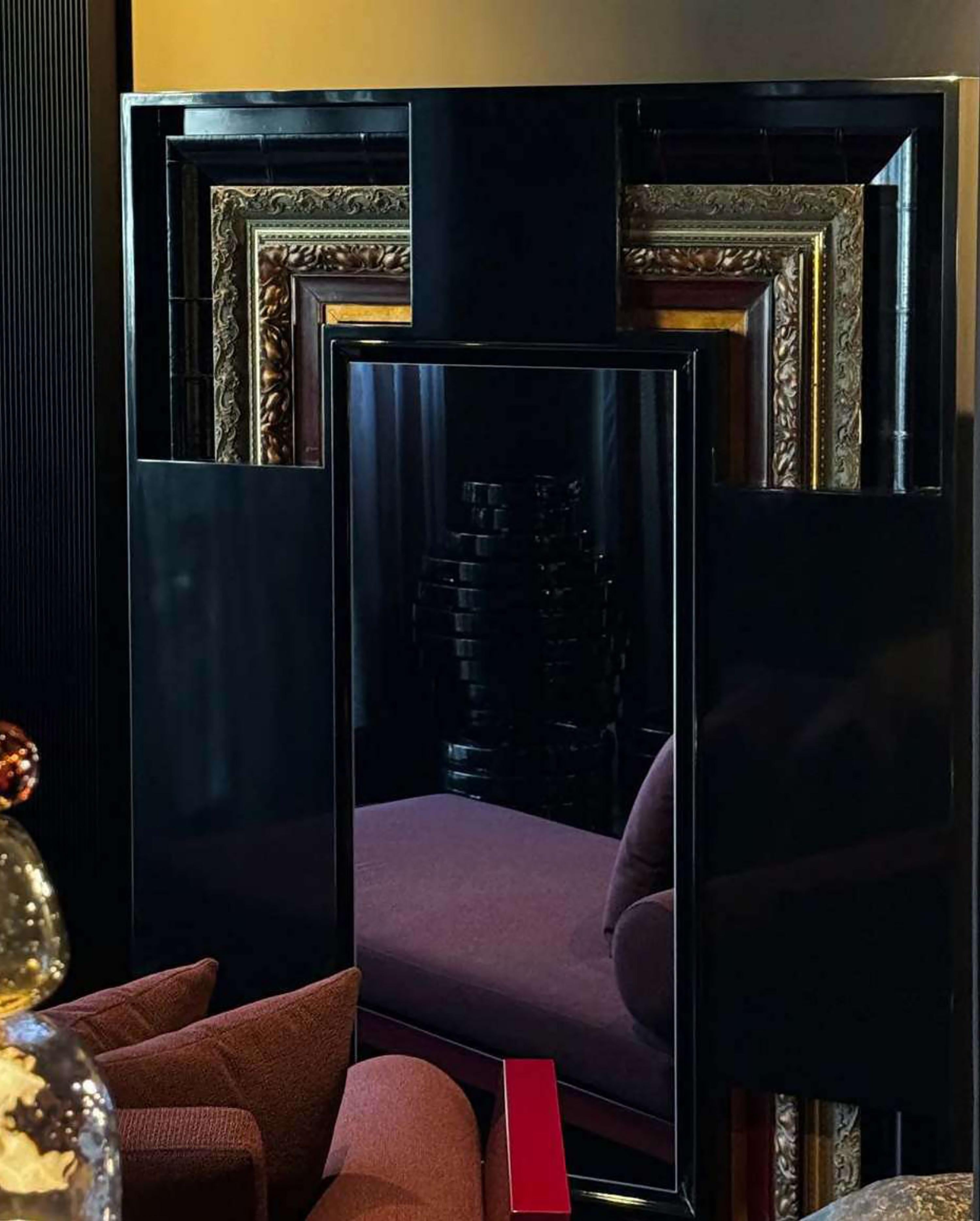 Turc Miroir VH 001, une collection de cadres vintage fusionnés en un miroir exquis en vente