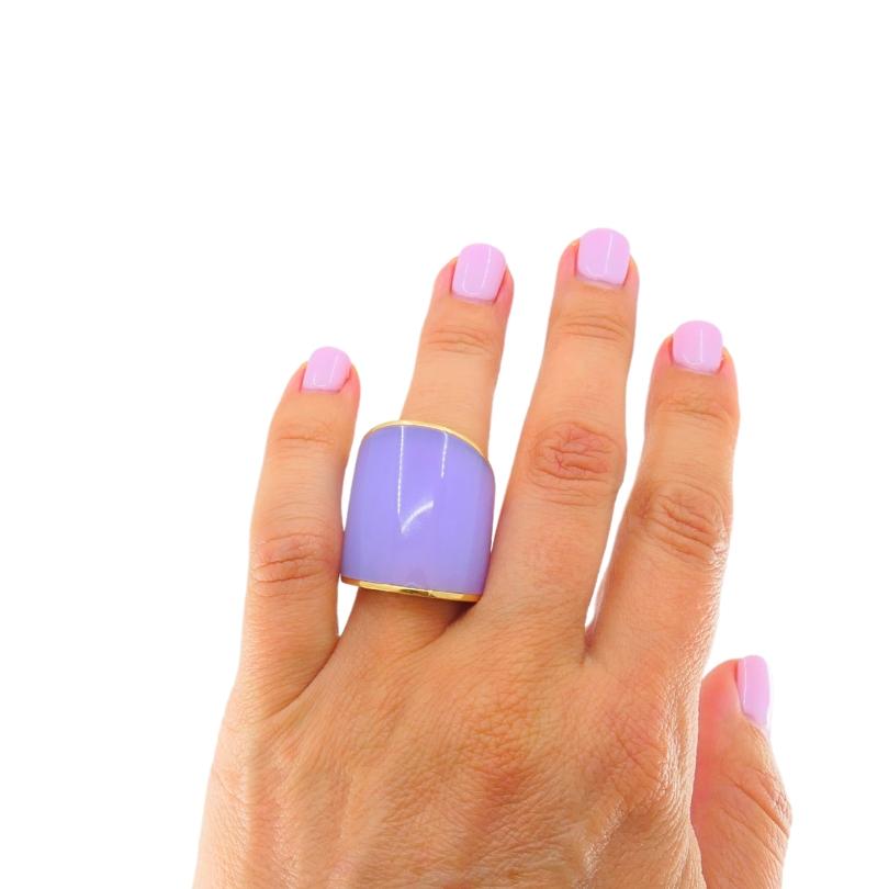Make a bold impression with this striking Vhernier statement ring,  crafted in 18 karat gold and featuring a luminous violet chalcedony. The ring showcases Vhernier’s signature sculptural design, with a wide, curved band that elegantly wraps the