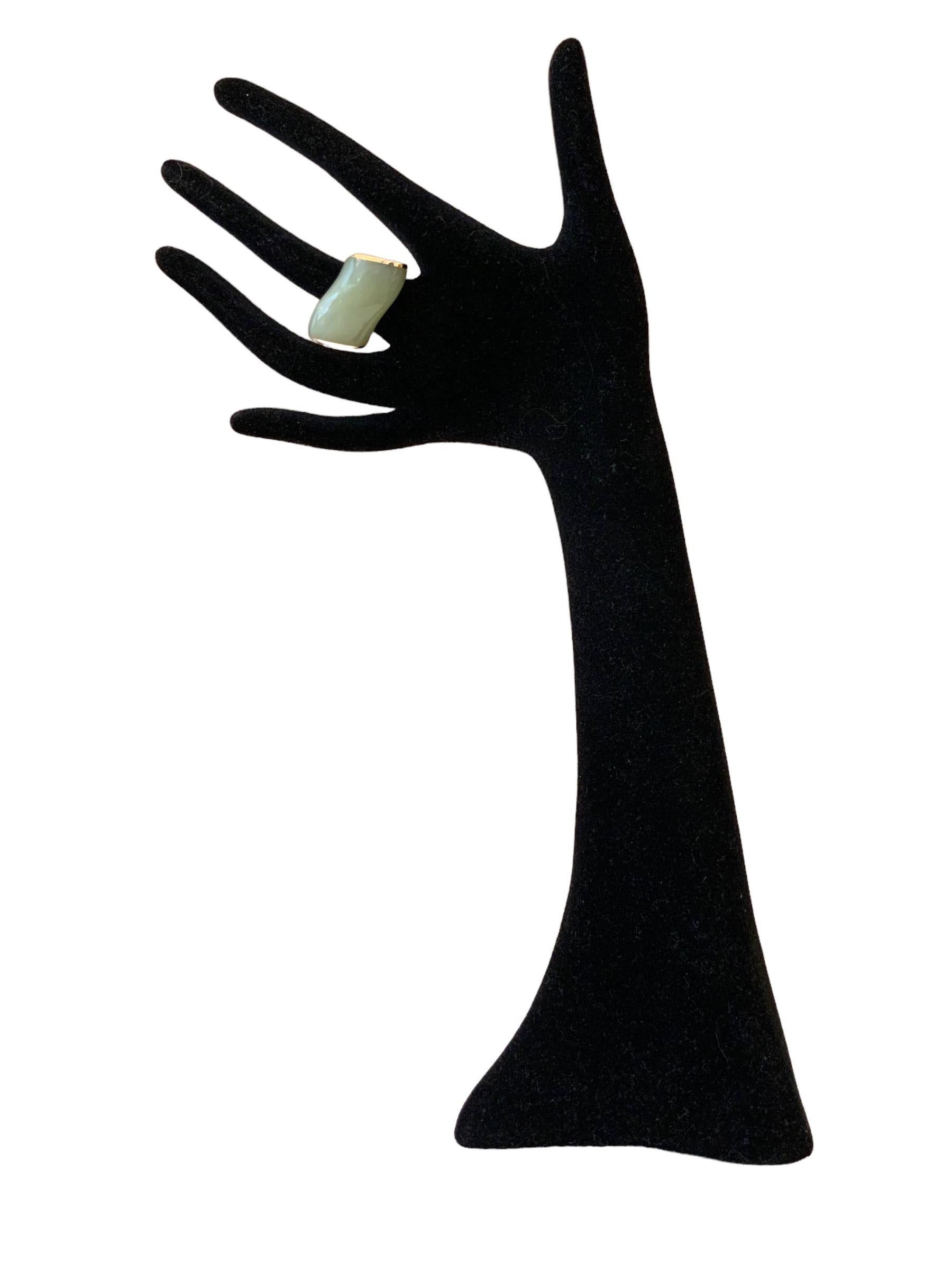 Fabelhafter und spektakulärer Ring aus 18 Karat Roségold von Vhernier aus Vorbesitz.
Er ist aus 18 Karat Roségold gefertigt und mit Cabochon-Jade besetzt. 
Dieser Vhernier-Ring ist sehr selten, modern und unkonventionell. 

Collection'S: