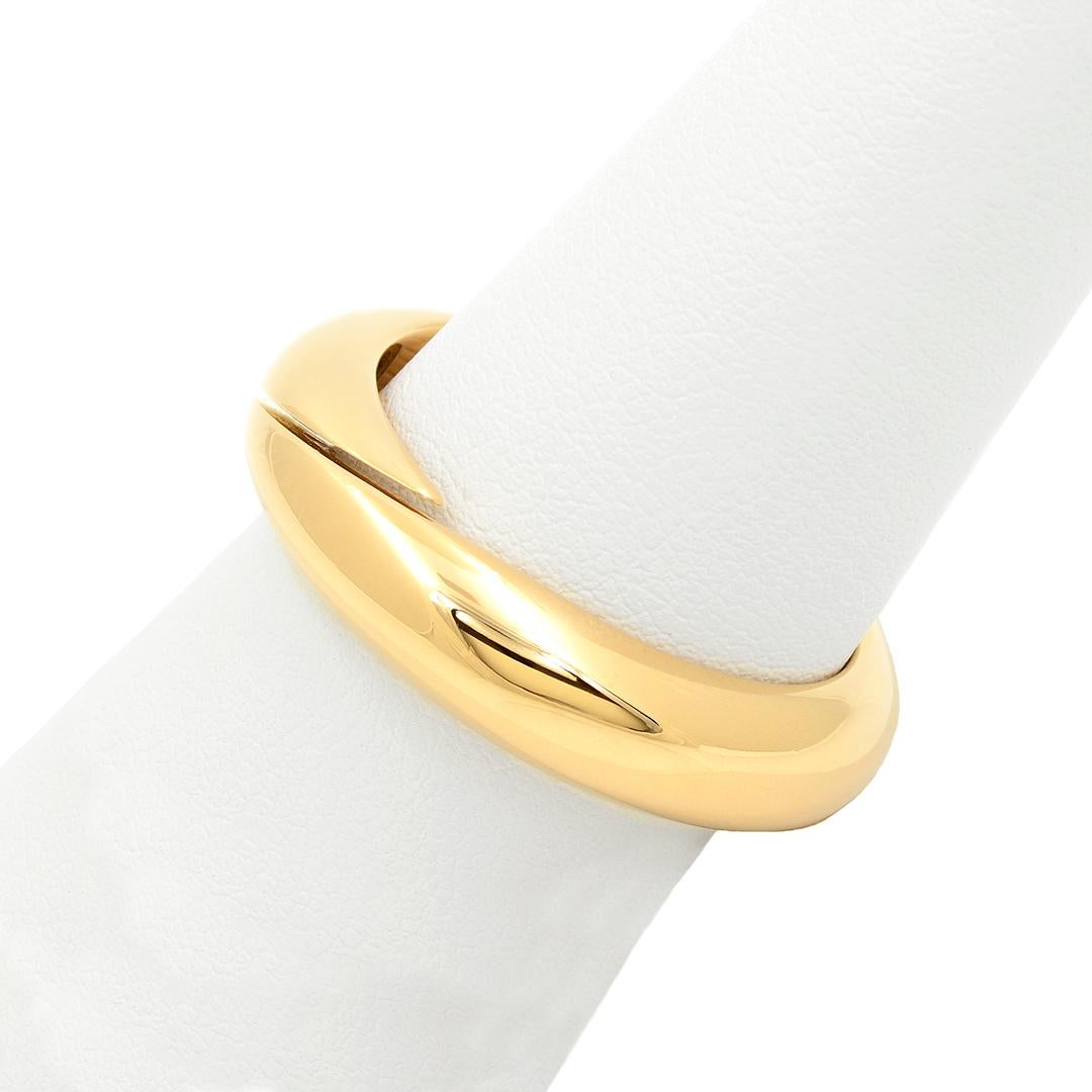 This 18 karat rose gold domed band by Vhernier features a diagonal slit and polished finish. The band measures 6.2mm wide and is a size 11.
- 18k Rose Gold
- Polished Finish
- 6.2mm Wide
- Size 11
- Circa 2000's