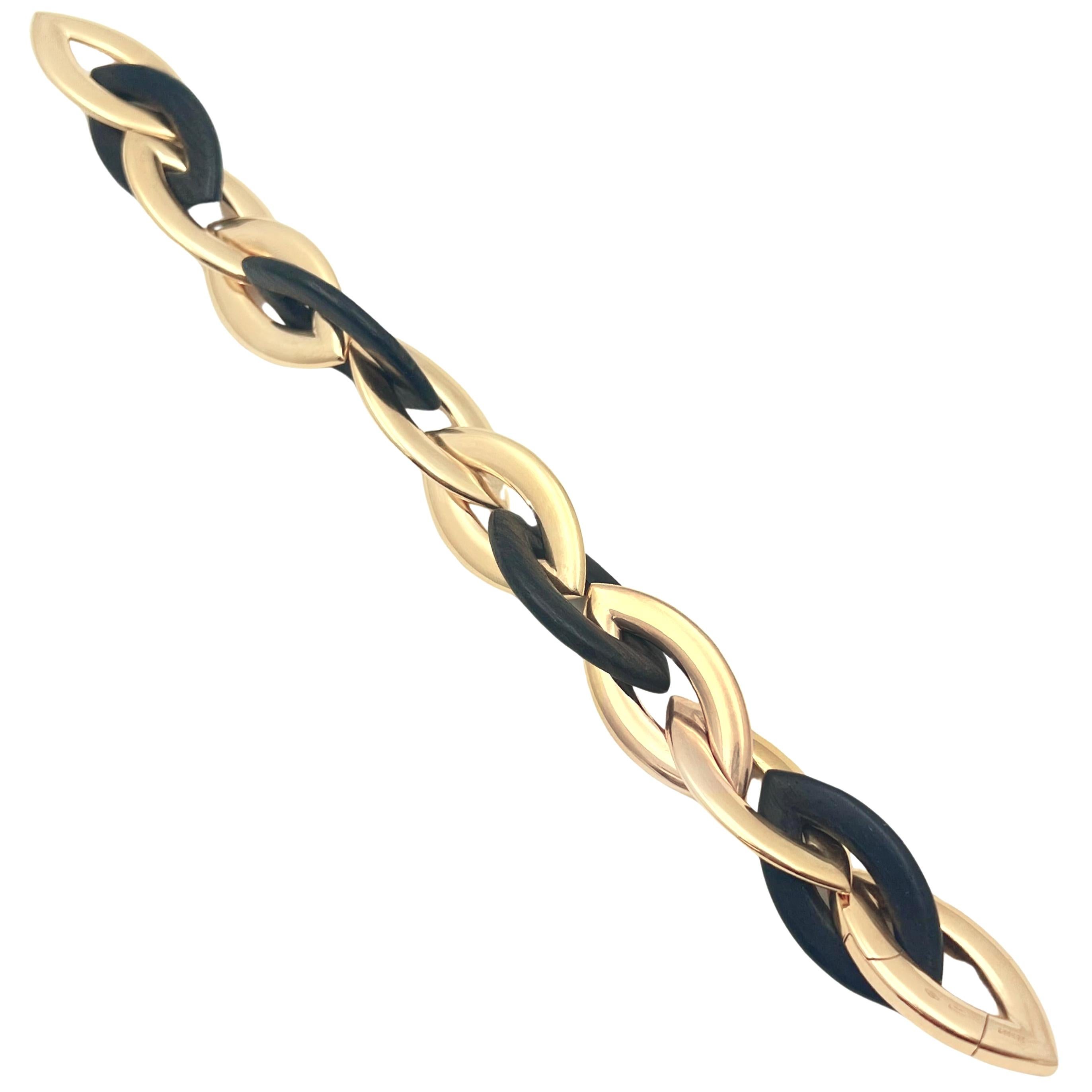 Bracelet Vhernier Doppio Senso, composé de quatre maillons en bois d'ébène sculpté en forme de marquise et de huit maillons polis en or rose 18k.  Un maillon sert de fermoir.  Signé 