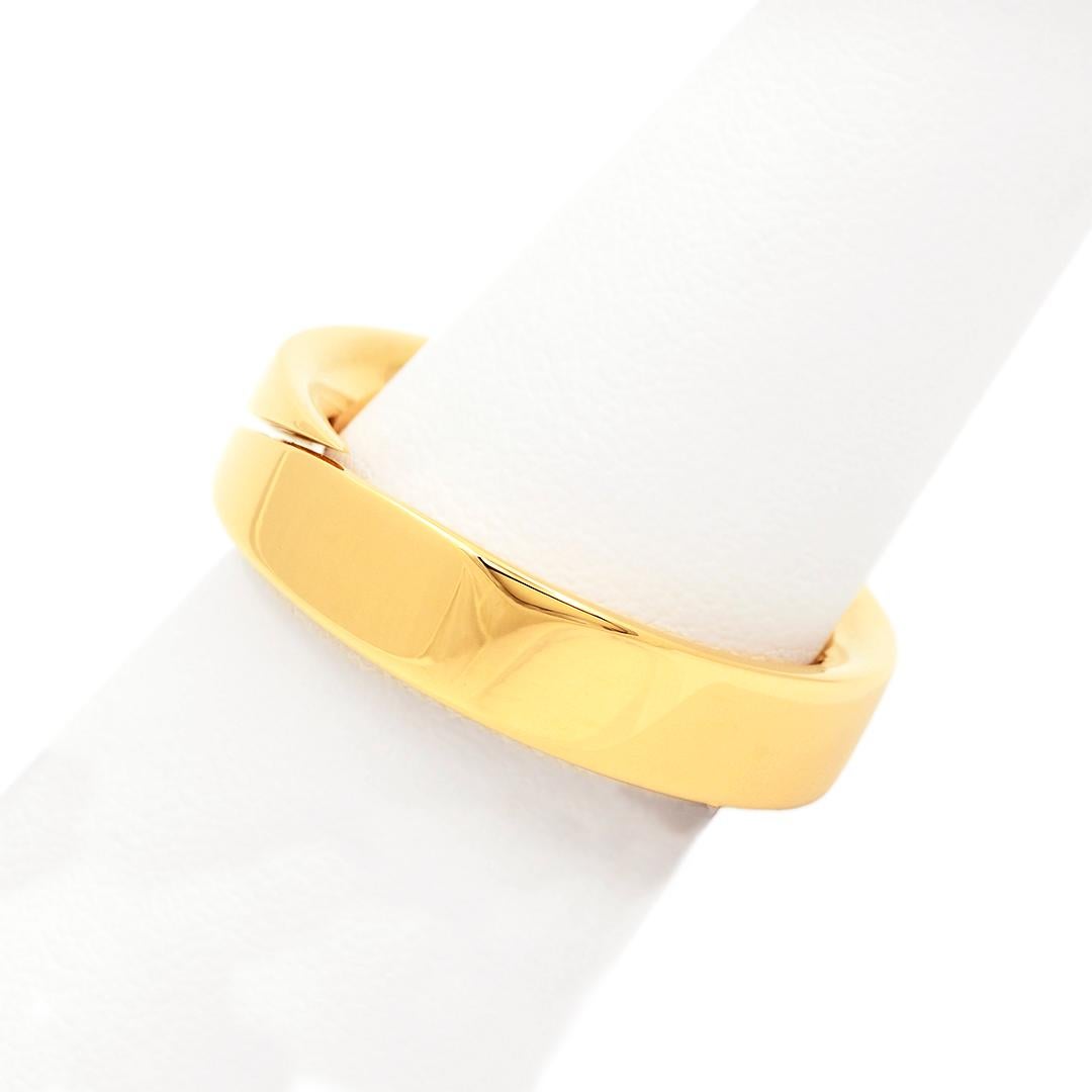 Dieses flache Band aus 18 Karat Roségold von Vhernier hat einen diagonalen Schlitz und eine polierte Oberfläche. Das Band ist 6 mm breit und hat die Größe 11.
- 18k Rose Gold
- Polierte Oberfläche
- 6 mm breit
- Größe 11
- Ungefähr 2000er Jahre
