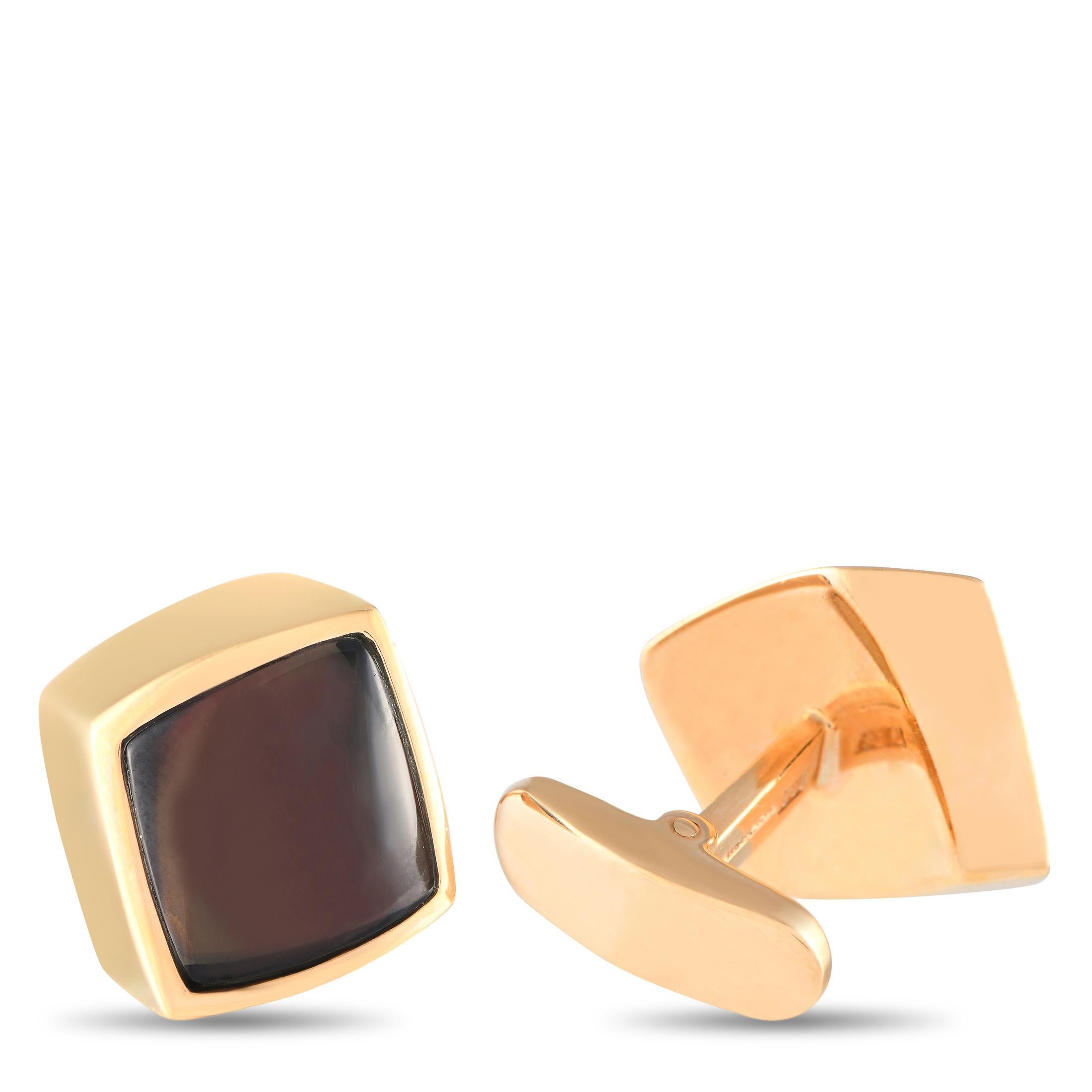 Polish your style with Milanese elegance through this pair of yellow gold cufflinks by Italian brand Vhernier. This wardrobe essential for men features a rounded square silhouette and an inlay of bronze mother-of-pearl.This pair of Vhernier 18K