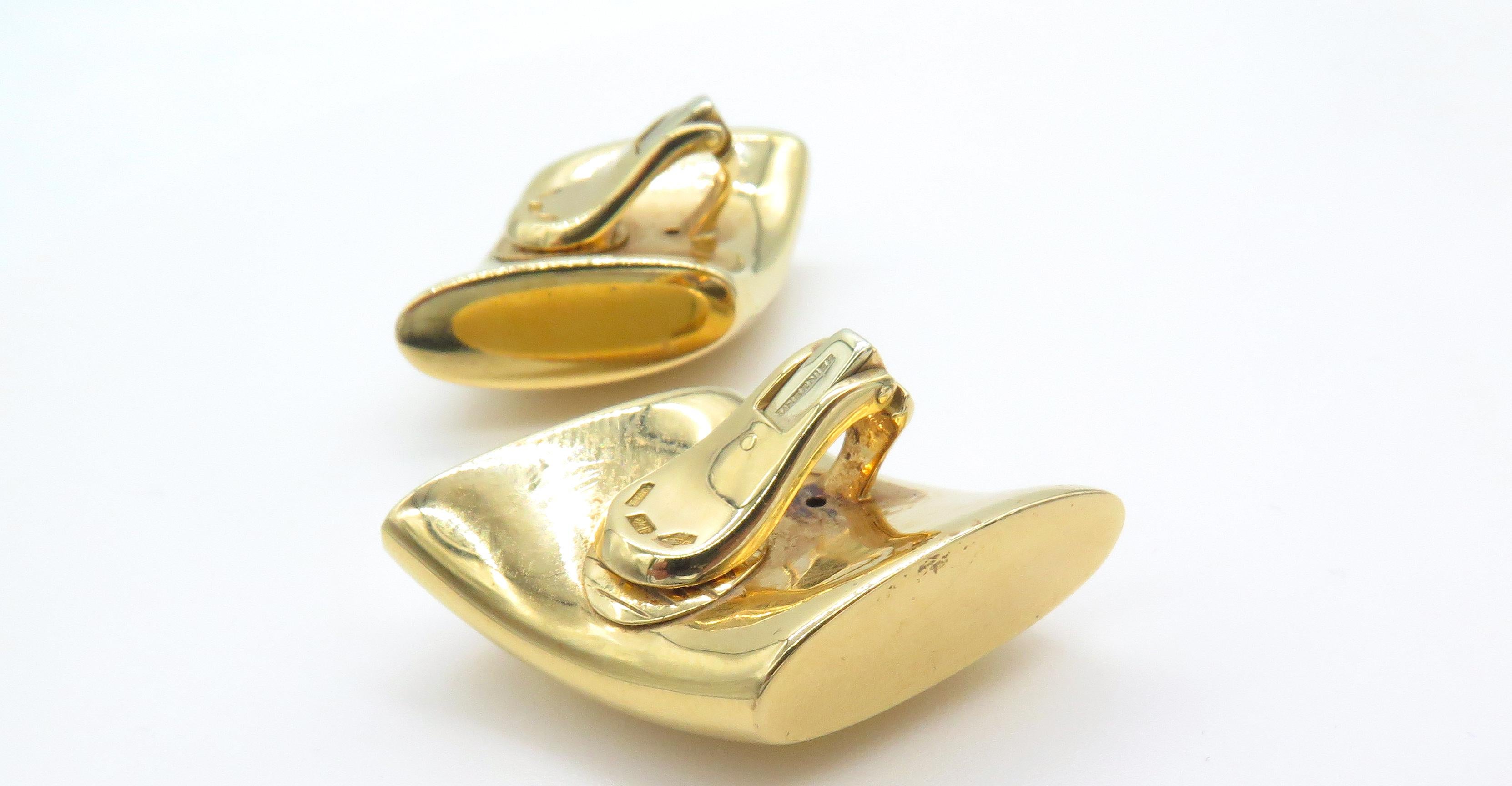 Contemporain Vhernier - Boucles d'oreilles clip en or jaune 18 carats avec fibule en vente
