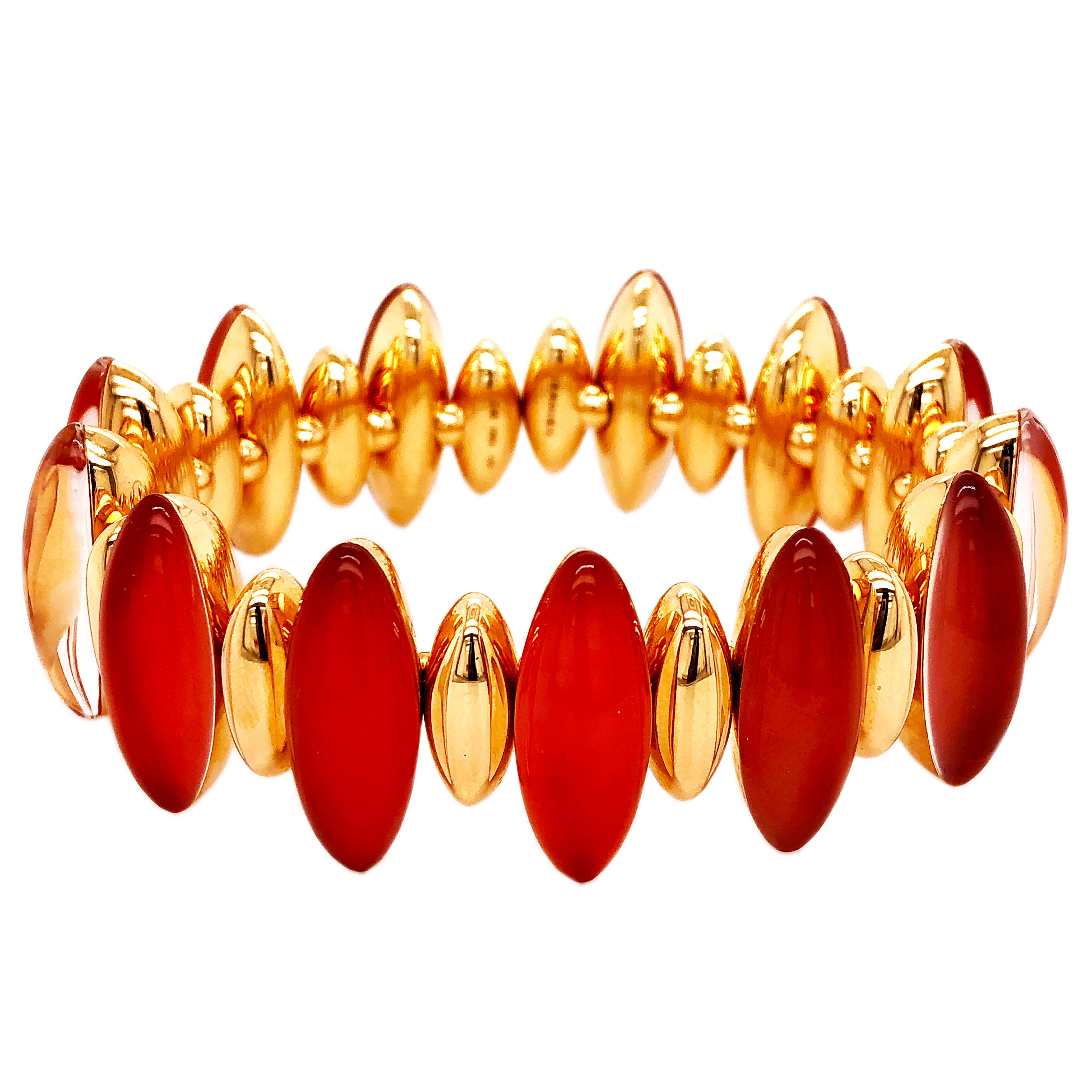 Bracciale straordinario, assolutamente chic e senza tempo, che combina il cristallo di rocca di corniola rossa con l'oro rosa scintillante. Questi Fuseaux contemporanei ci ricordano la fiaba della Bella Addormentata, volumi allungati che definiscono
