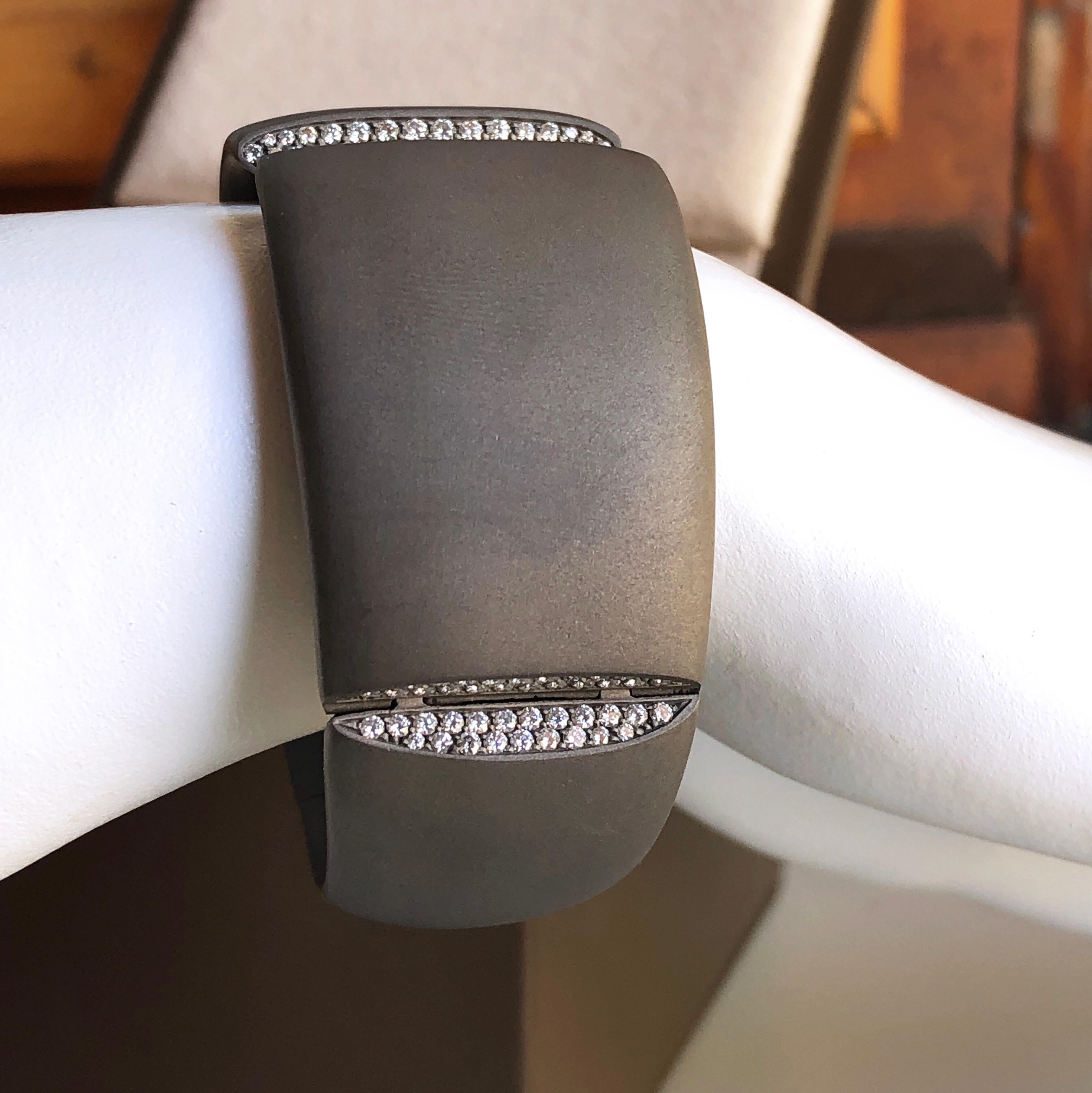 Vhernier Eclisse Collection Bracelet manchette titane diamant blanc en vente 6