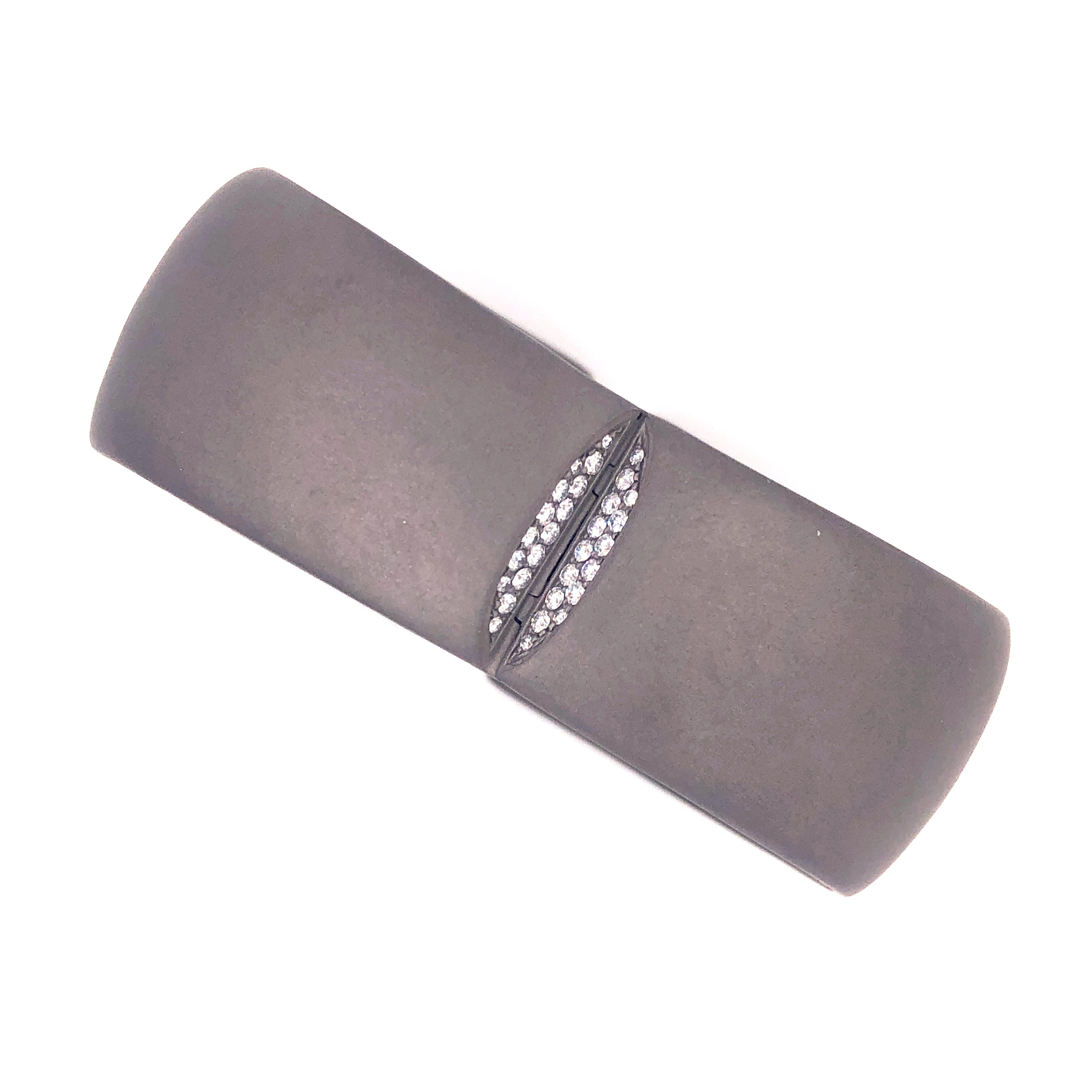 Bracciale in titanio con diamanti bianchi della collezione Eclisse di Vhernier in vendita 3