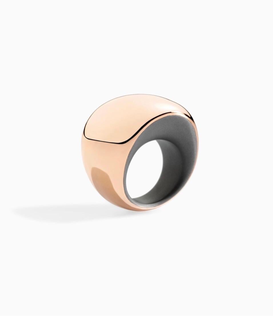 With its clean design that fully conveys the understated feel of the brand, Pirouette is a Sculptural Ring in classic Vhernier Titanium and 18k Rose Gold: Simple yet Avant-Garde, the Pirouette is an Icon. Cut at an angle and curved on top, this Rose