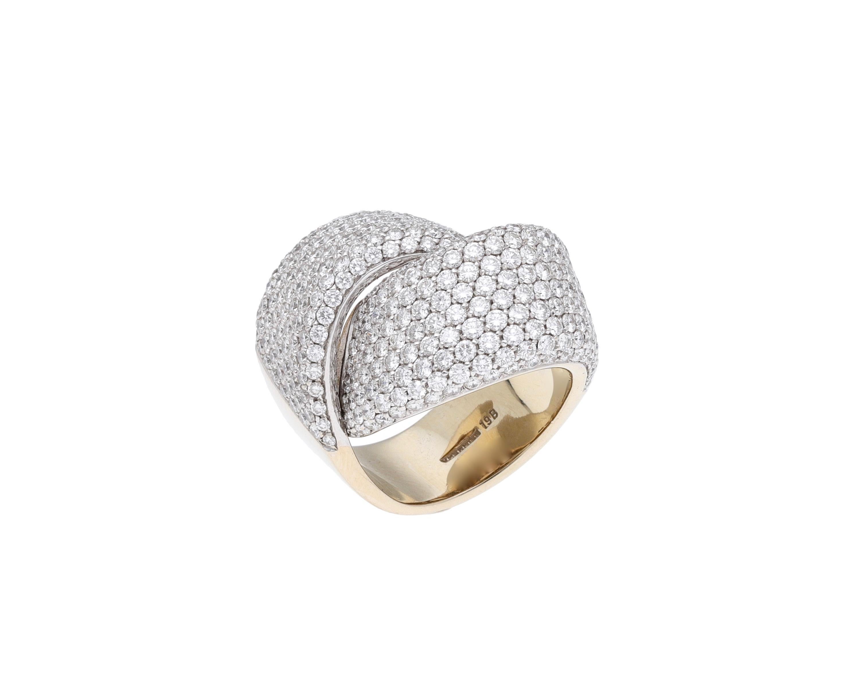 Abbraccio Ring in 18 kt. white gold not rhodium plated and 5.93 ct. of round-cut diamonds.
( diamond quality DEF, IF to VVS )
This iconic design is signed by Vhernier.
Handmade in Italy.
Ring size 5
Weight gr. 32.30
The ring is resizable.