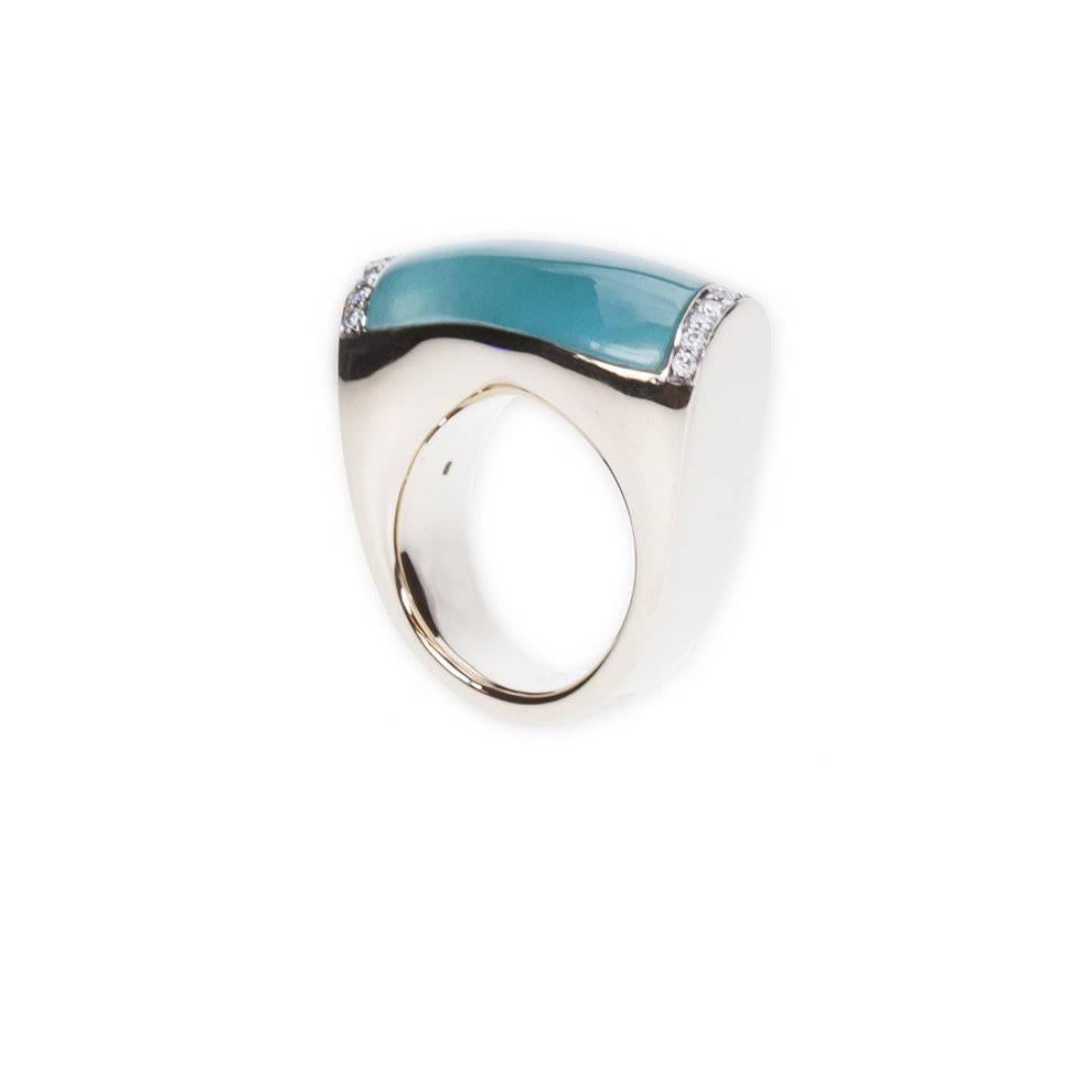 A "Vhernier" 18 Karat White Gold "Onda" Ring in Aquamarine, Mother of Pearl and Round Brilliant Diamonds, 0.25 Carats.

Stamped: 750, Vhernier, *3229 AL, 21B

Size: 6.5 US - 53 EU

All Diamonds are of VVS Clarity and