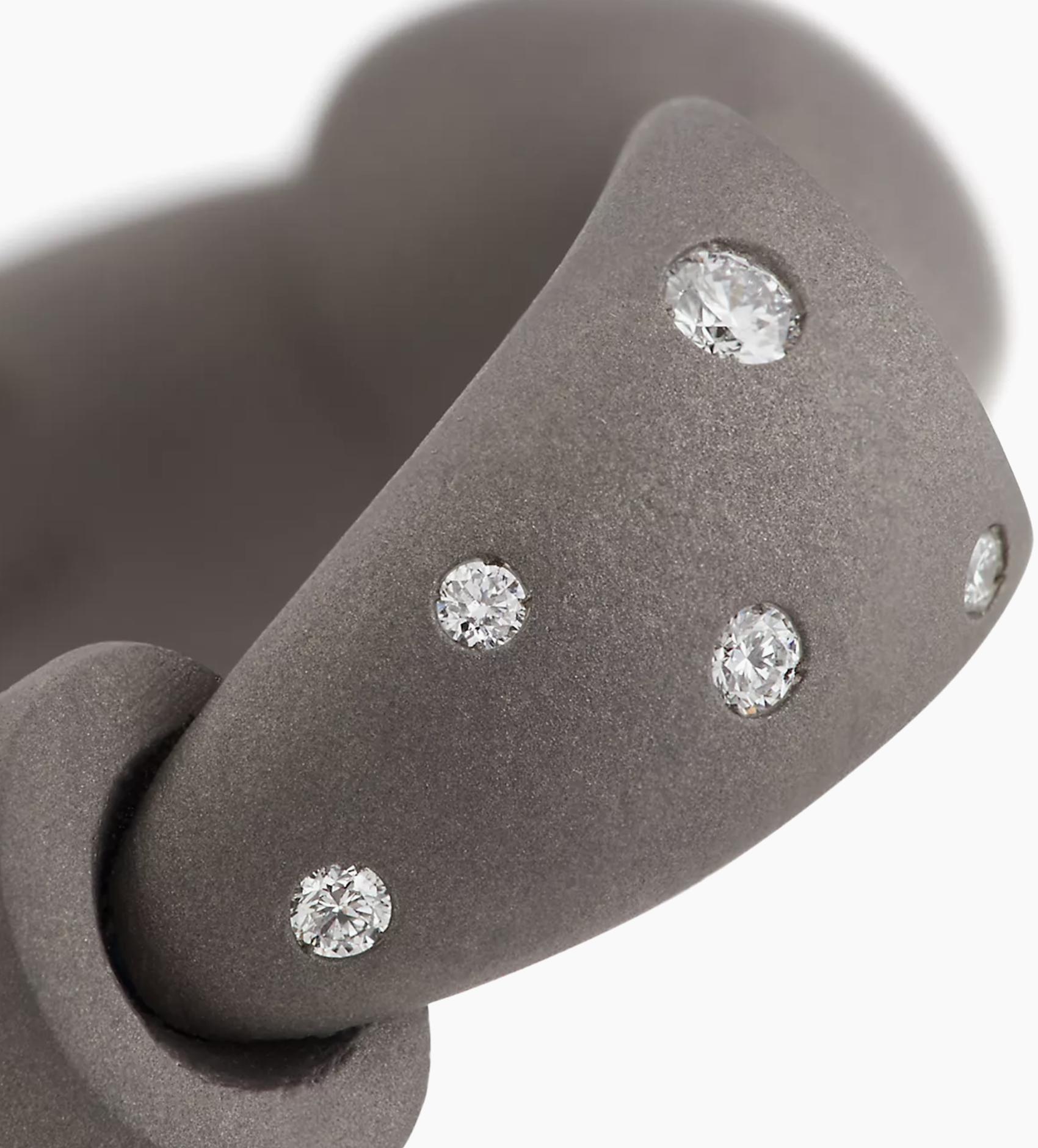 Vhernier Bague Calla en titane et diamants
Italie - Vers 2020

Fraîche au toucher, incroyablement légère et tout à fait moderne, cette bague Vhernier redéfinit le luxe avec sobriété.

Fabriquée en titane noir mat, sa forme est sculpturale et sans
