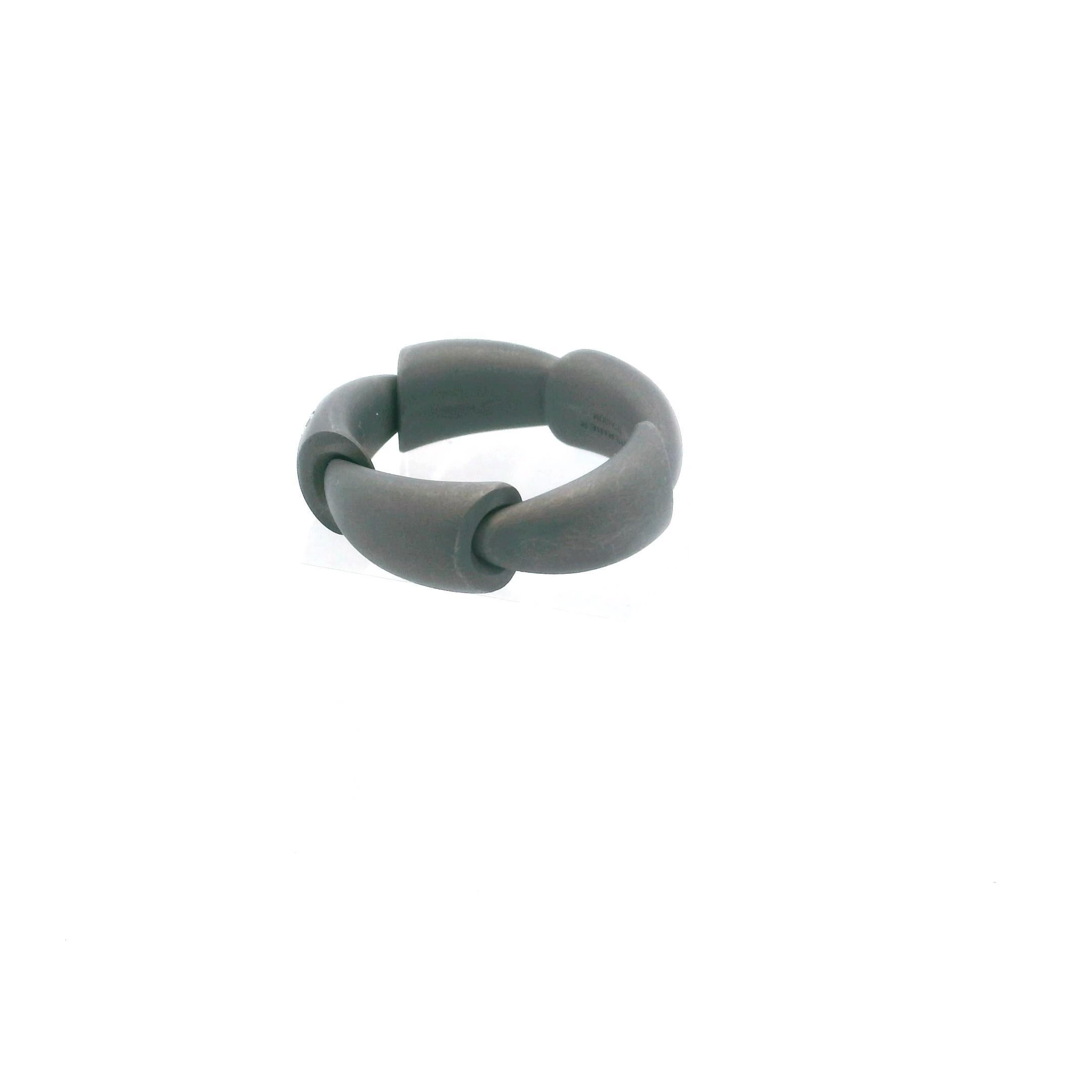 Vhernier Bague Calla en titane et diamants Excellent état - En vente à New York, NY