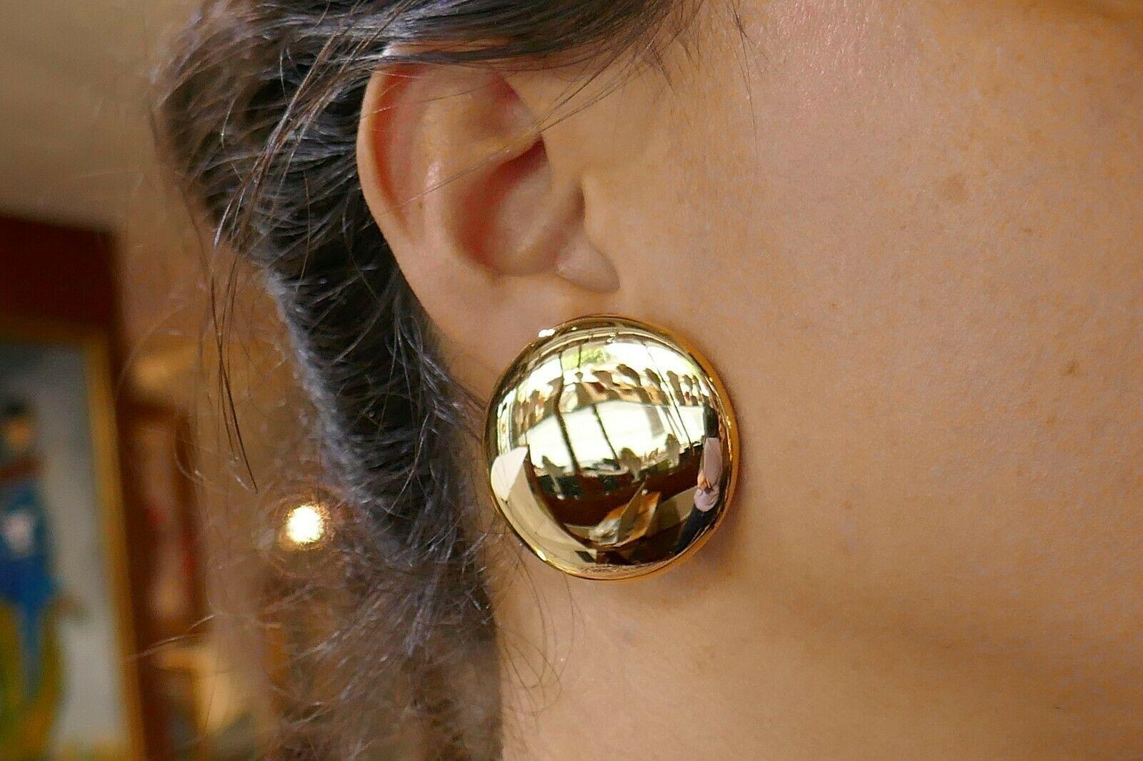 Simplicity meets luxury in these glossy clip-on earrings by Vhernier. Made of perfectly polished 18k rose gold. 
Stamped with the Vhernier maker's mark, a hallmark for 18k gold and  a serial number. 
Diameter is 1 1/2 inches, weight is 35.1 grams.