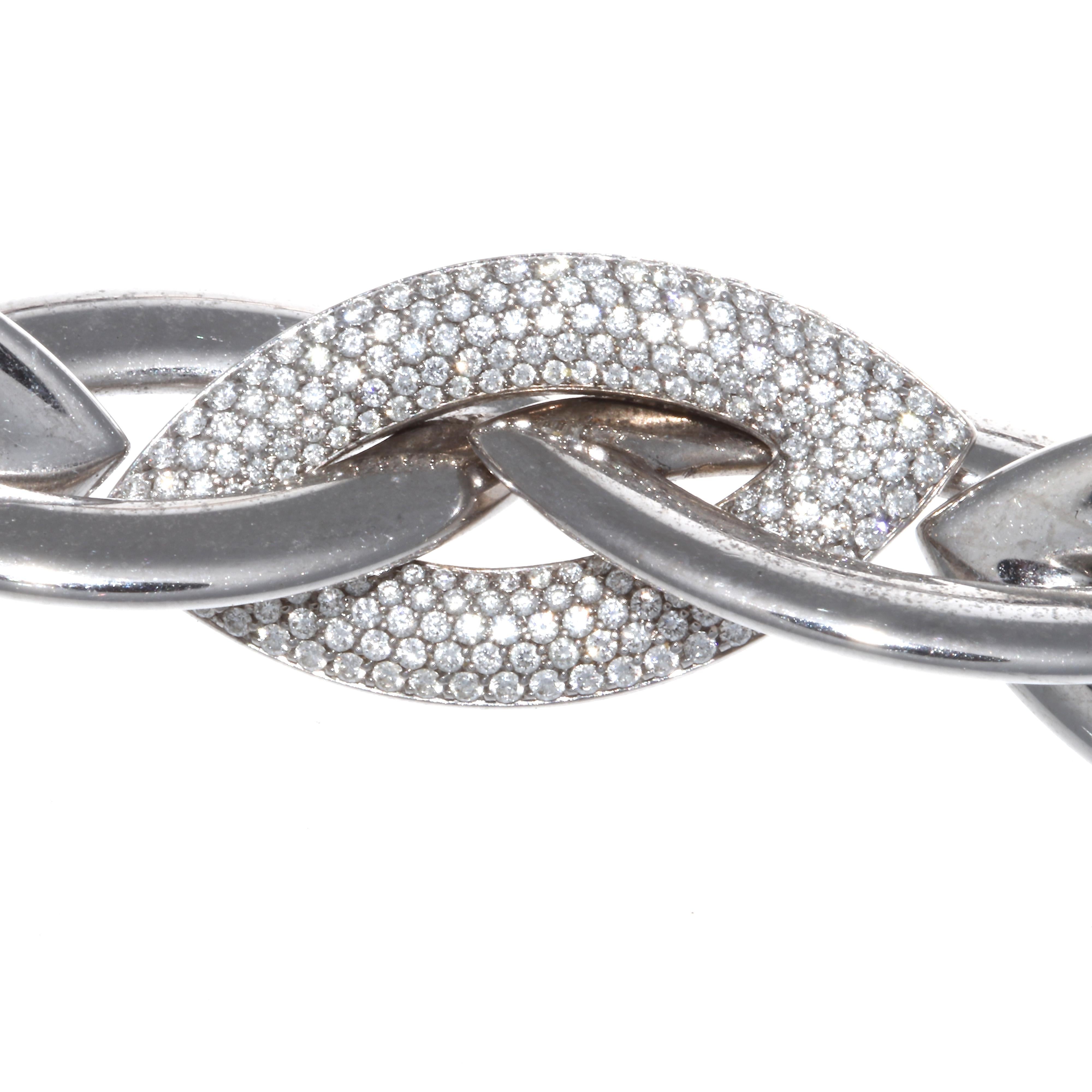 From Vhernier, comes the subtle art of bold design. The Doppio Senso diamond and 18k gold link necklace features 432 round brilliant diamonds that weigh 2.65 carats, graded F color, VVS1 clarity. The necklace measures 33 inches long and weighs 140.1