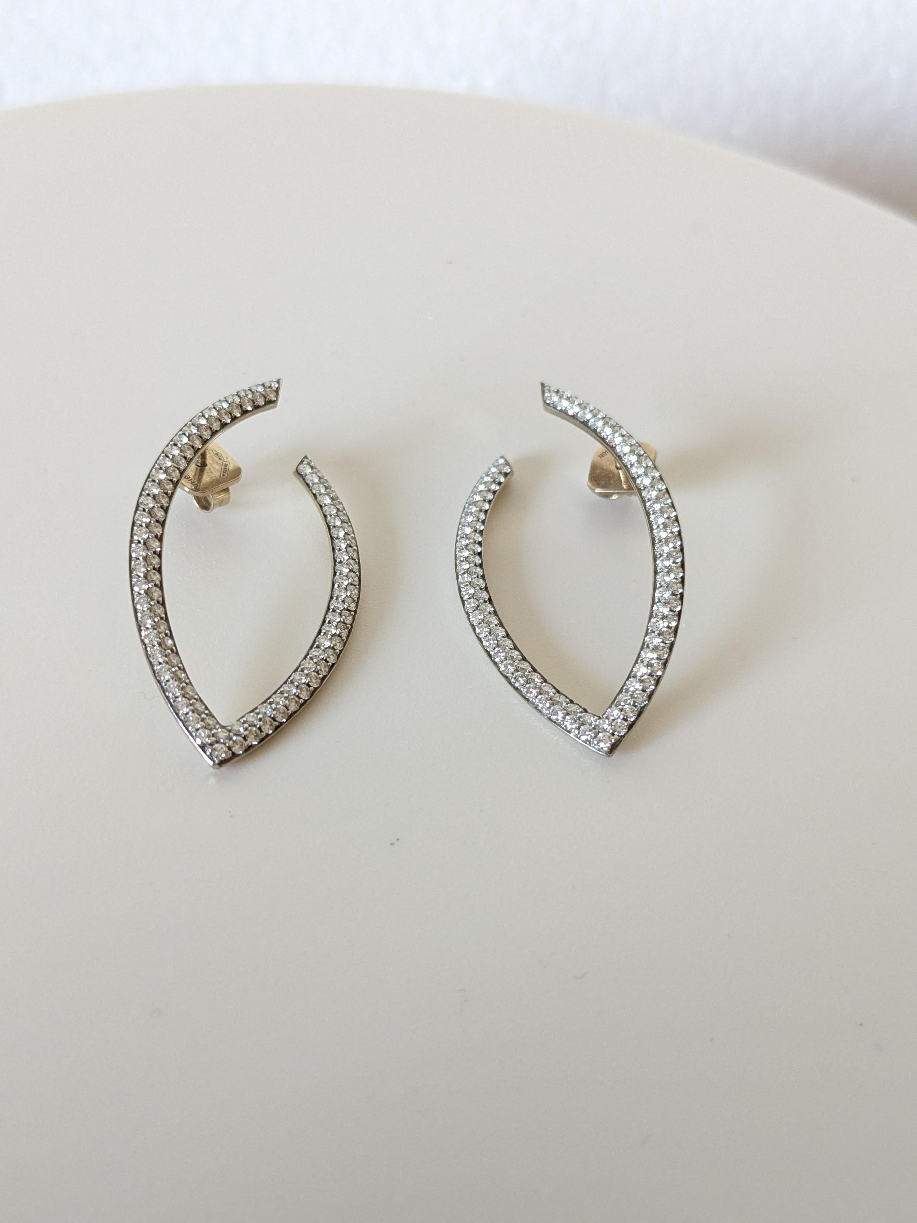 Contemporain Vhernier  Eclisse black jet  18k Gold and diamonds clip earrings en vente