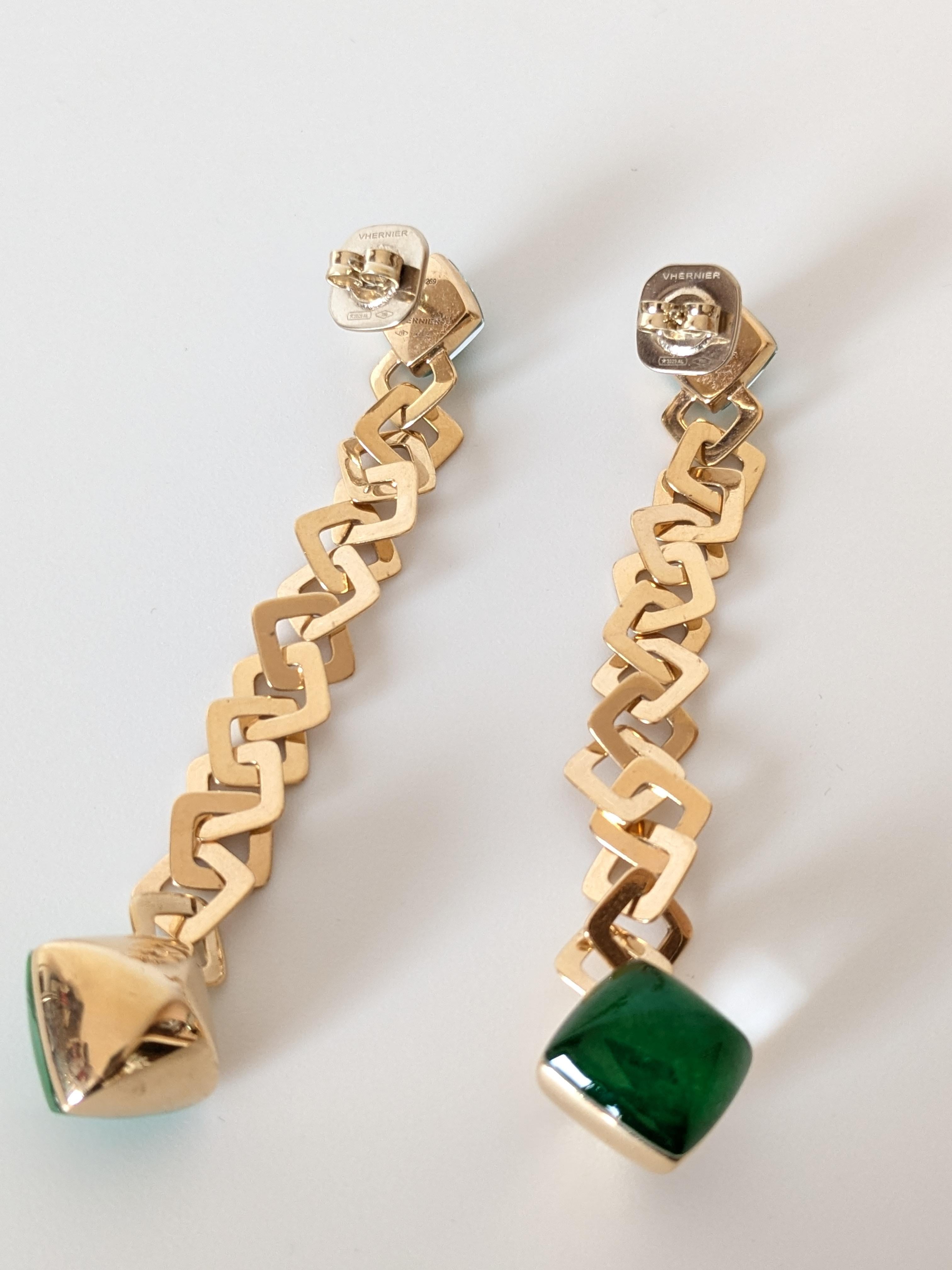Orecchini Vhernier Freccia in oro giallo 18k e cristallo di rocca di giada
Nuovo Resto della Boutique Stock.-
Questi orecchini a goccia di Vhernier creano un movimento dinamico e vibrante, alternando l'oro rosa al bellissimo colore della giada, reso