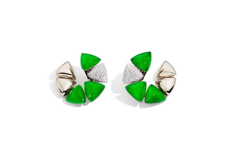 Vhernier Freccia earrings 18k Yellow Gold and Jade Rock Crystal
These Vhernier earclips feature a rounded, compact shape: the triangular accents, placed to form a circle, create dynamic, vibrant movement, alternating between rose gold and the