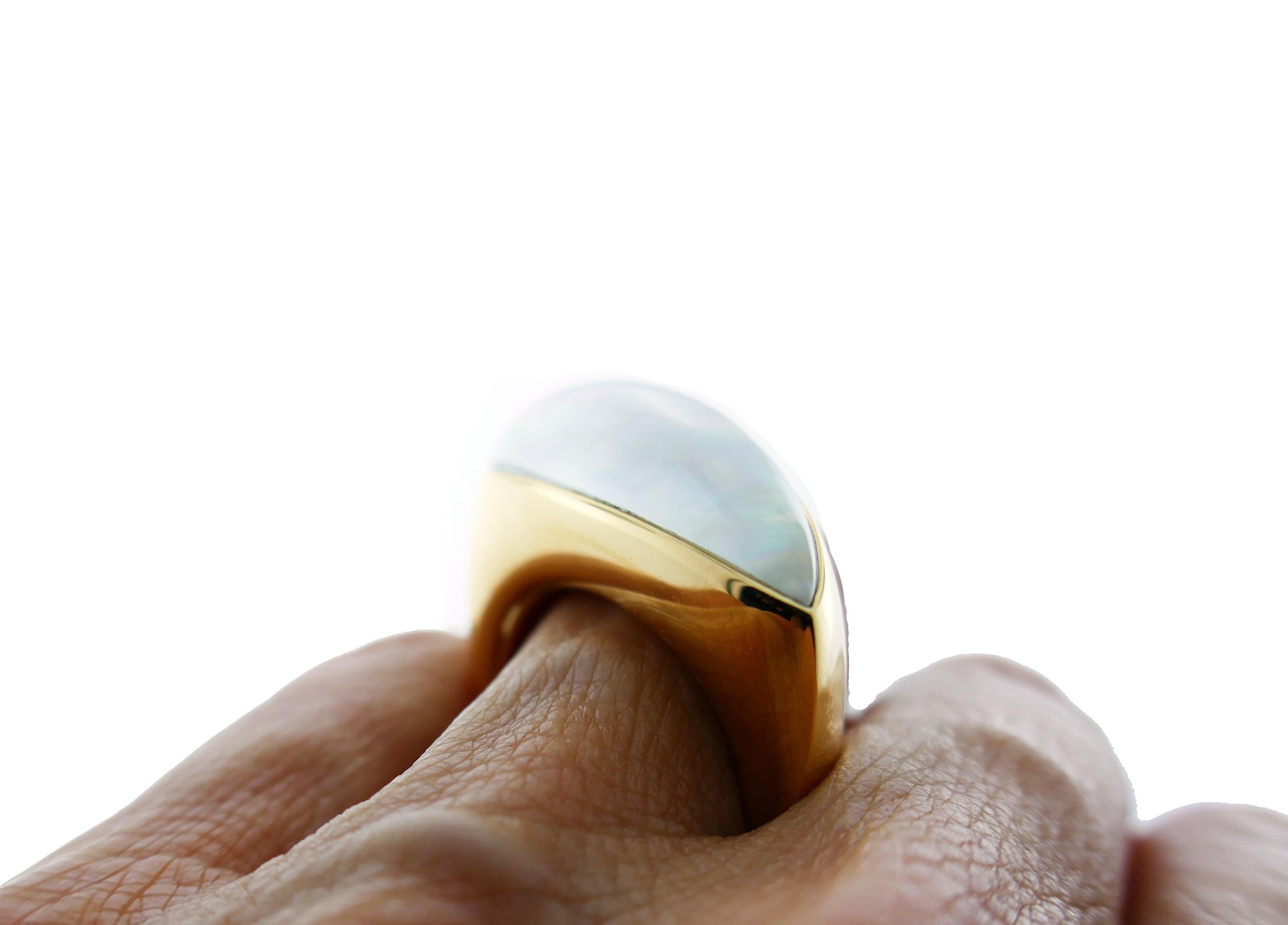 Cabochon Vhernier Fuseau Yellow Gold Ring with Mother of Pearl and Quartz