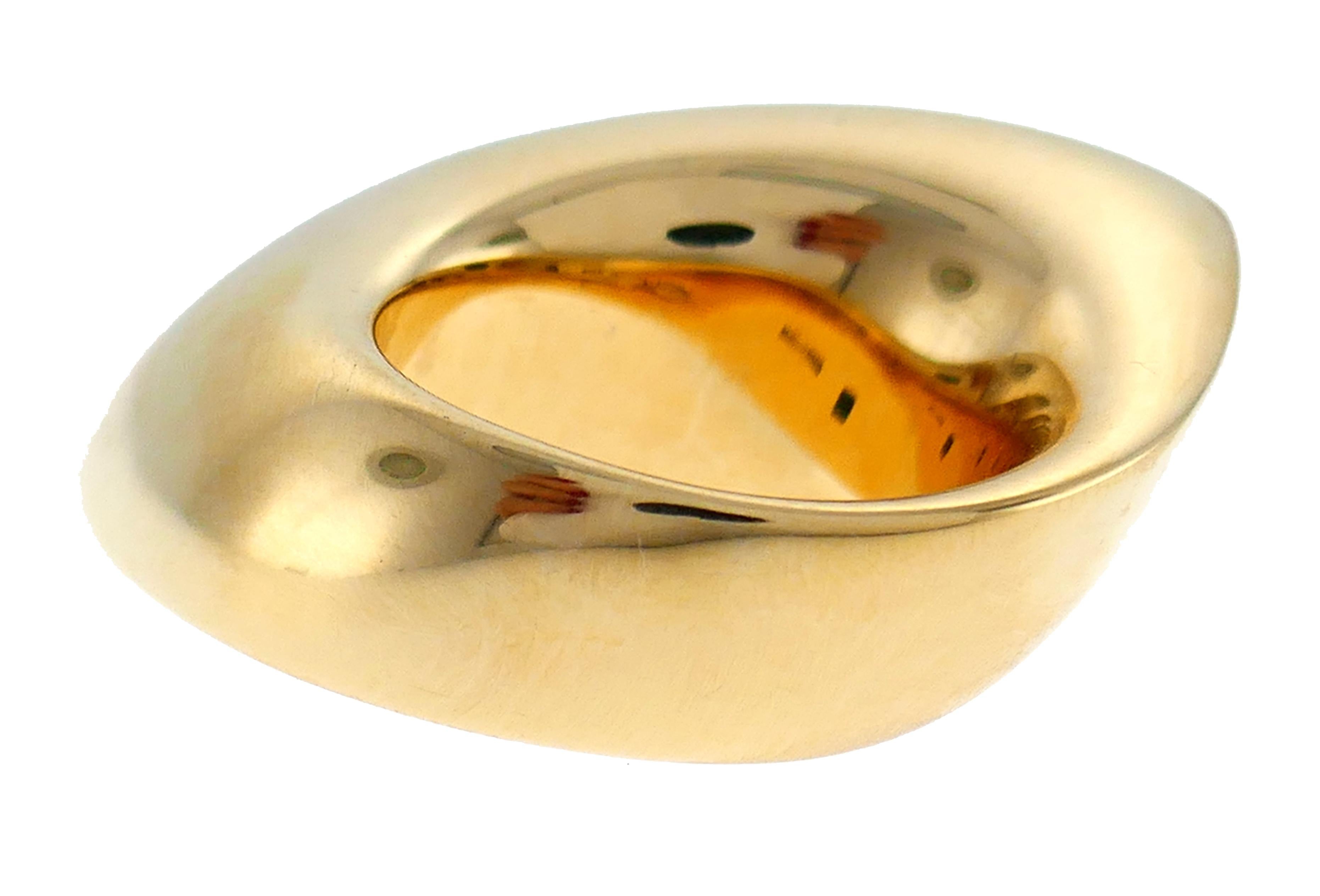 Vhernier Fuseau Yellow Gold Ring with Mother of Pearl and Quartz In Excellent Condition In Beverly Hills, CA