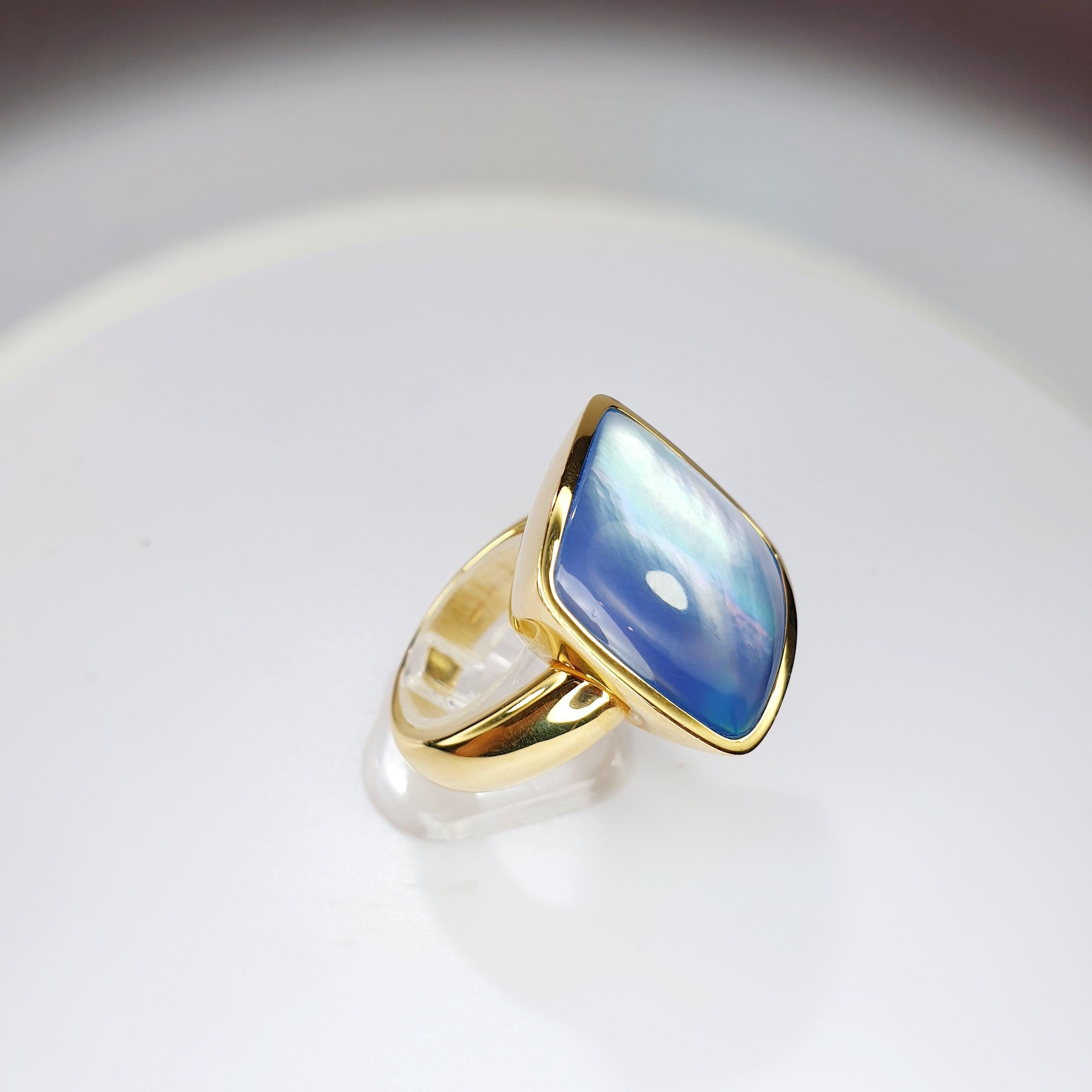 The rose gold and lapislazuli Cardinale ring conveys Vhernier’s passion for design and clean, understated shapes. This is a ring that flaunts contemporary simplicity. rose gold, lapis and rock crystal, creating one of Vhernier's famous Trasparenze.