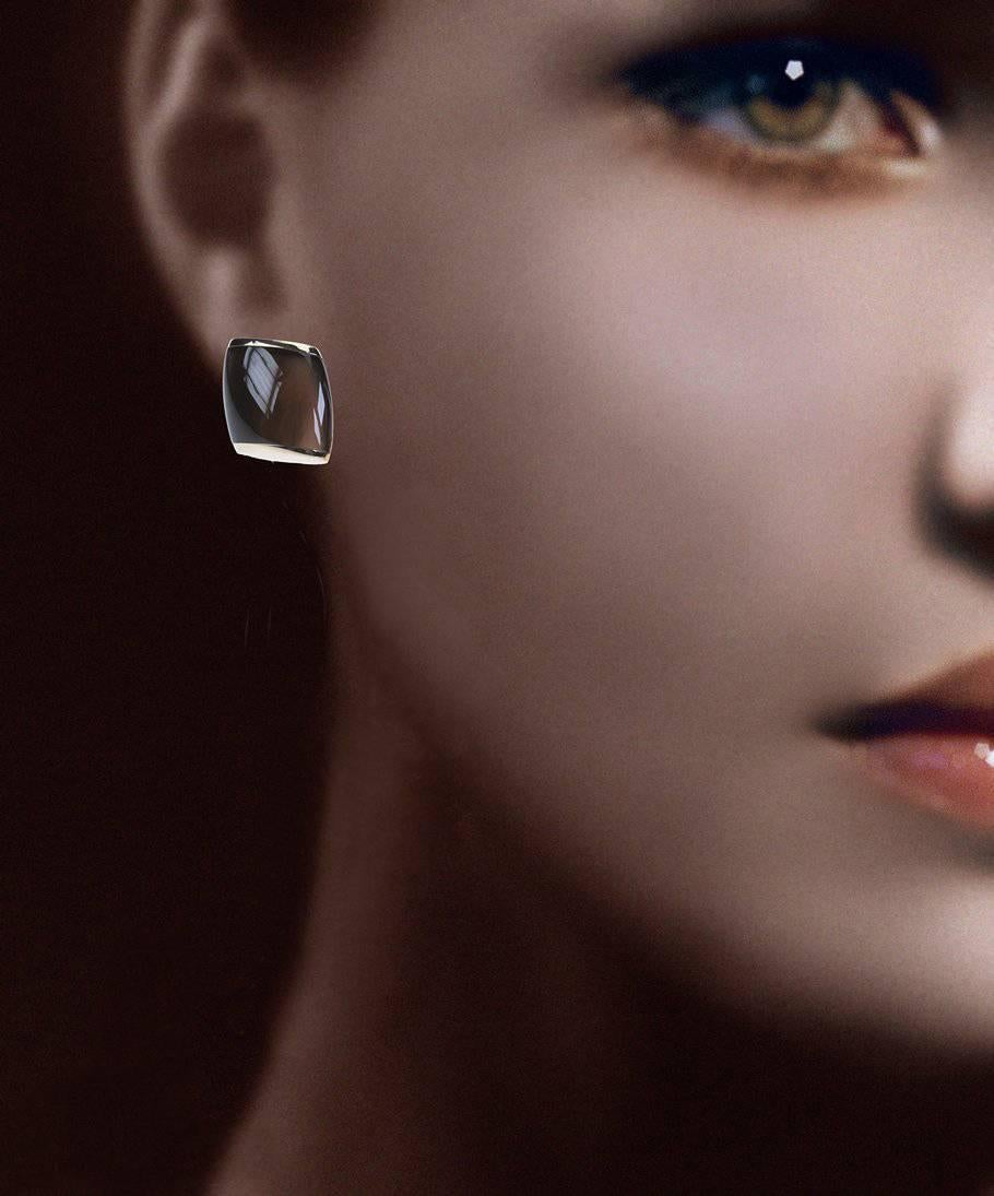 Vhernier Large "Plateau" Ear Clips in 18 Karat Rose Gold, Smokey Quartz and Mother of Pearl.

Stamped: VHERNIER, 750, 20B, *3229 AL

Suggested Retail: $ 9,200