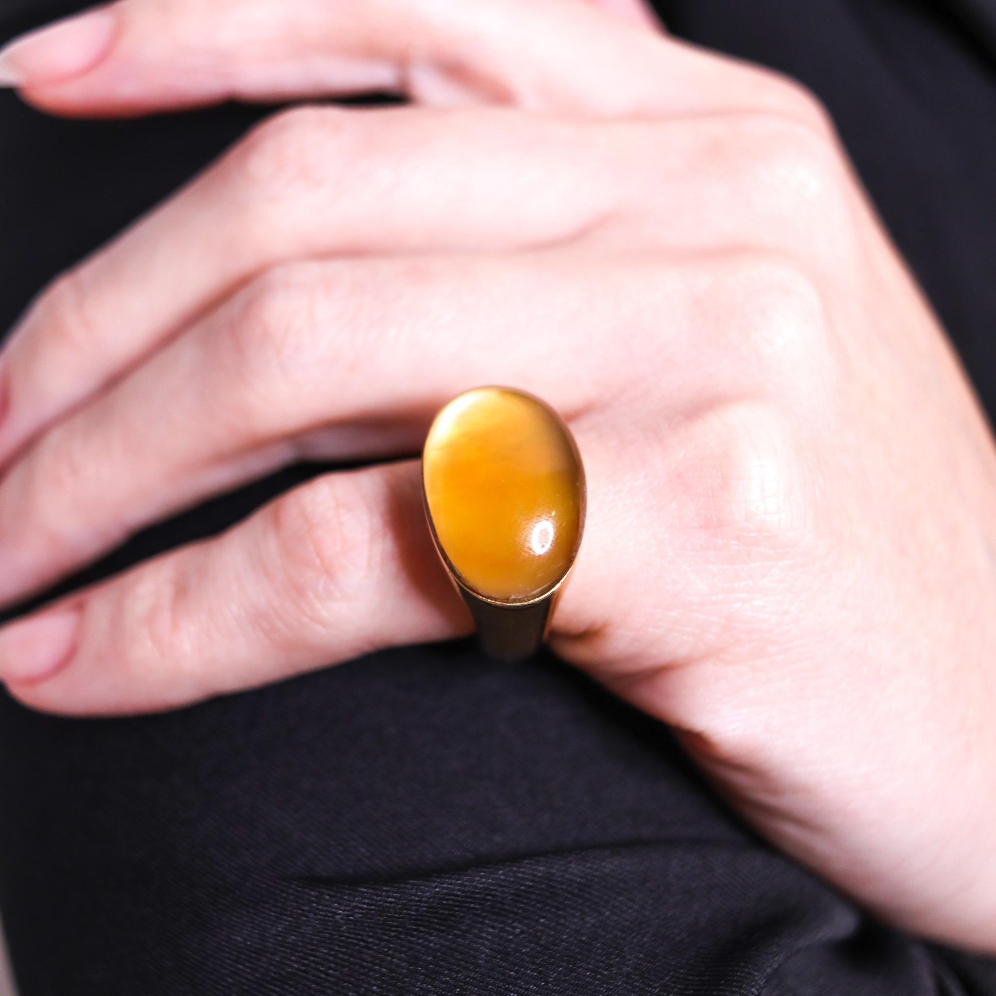 Sculptural cocktail ring designed by Vhernier.

Modern minimalist sculptural creation, designed in Milano Italy by the iconic jewelry house of Vhernier. This geometric ring was carefully crafted, with a very sleek design in solid yellow gold of 18