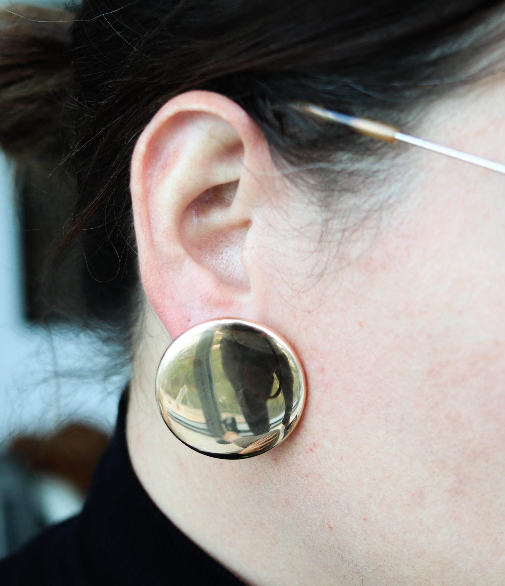 Boucles d'oreilles rondes à clip conçues par Vhernier.

Fabuleuse paire de boucles d'oreilles surdimensionnées, créées avec un design géométrique magistral à Milan en Italie par la maison de joaillerie exclusive Vhernier. Ces boucles d'oreilles