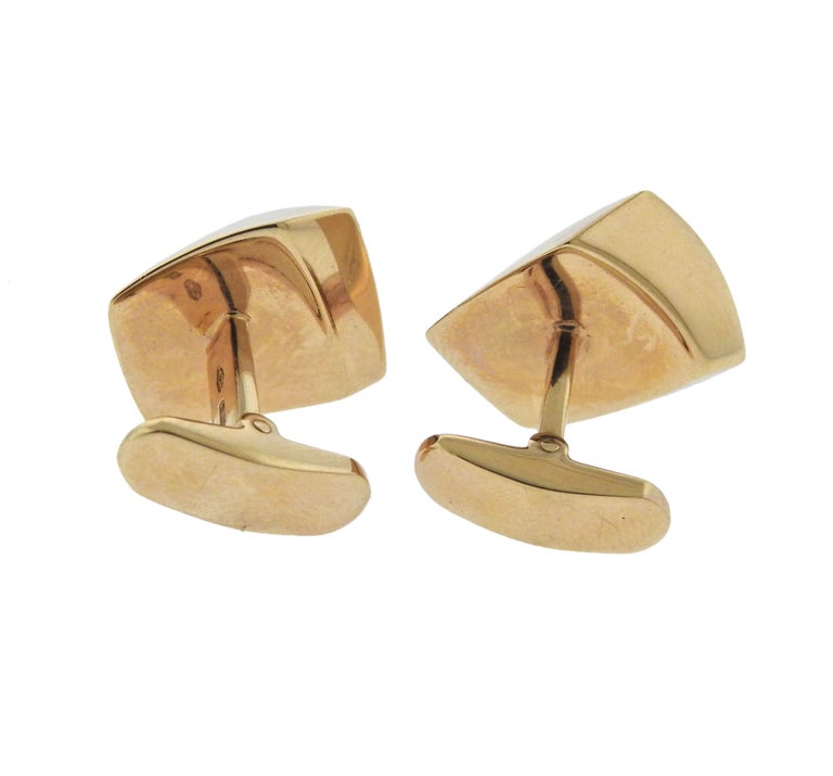 Vhernier Mother-of-Pearl Gold Cufflinks In Excellent Condition For Sale In Lambertville, NJ