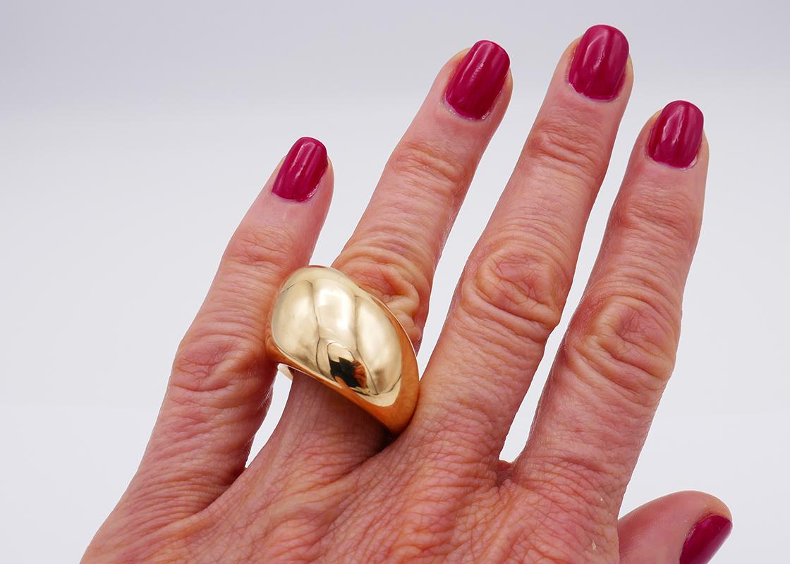 Being one of Vhernier’s first creations, Pirouette ring has become an identity of Vhernier style and philosophy. Sculptural Pirouette design, seamless look and exquisite goldsmith technique showcase brand’s inventiveness, courage and