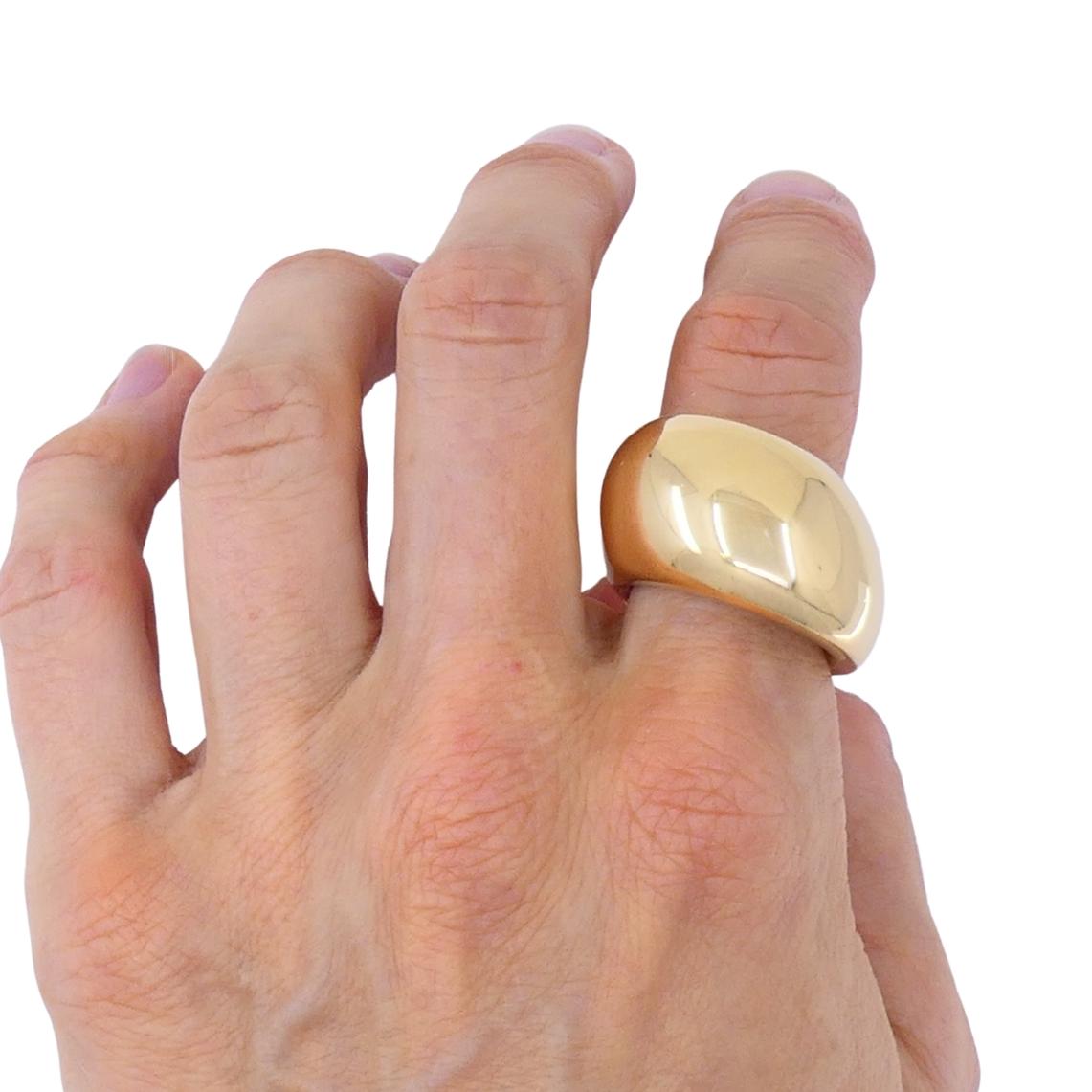 Un anello Vhernier Pirouette, realizzato in oro rosa e bianco 18 carati.u2028L'anello presenta una forma a cupola liscia con una superficie lucida che riflette la luce, evidenziando la forma organica.u2028Parte della collezione Pirouette di