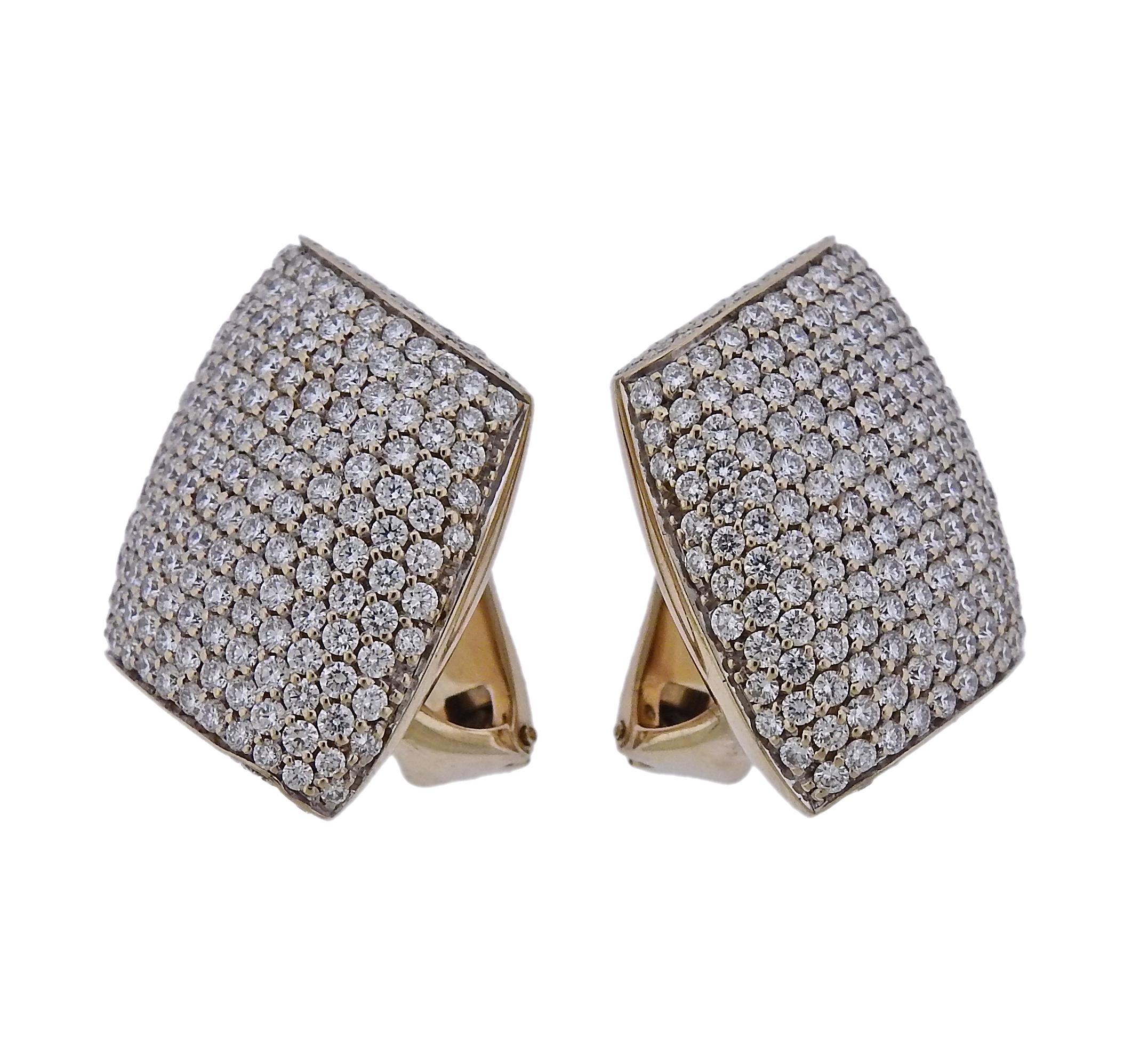 Pair of impressive Plateau earrings, set in 18k gold with a total of 6.42ctw in G/VS diamonds, crafted by Vhernier. Earrings are 29mm x 22mm, weigh 33.8 grams. Marked: Vhernier, 3229AL, 750, 22B.