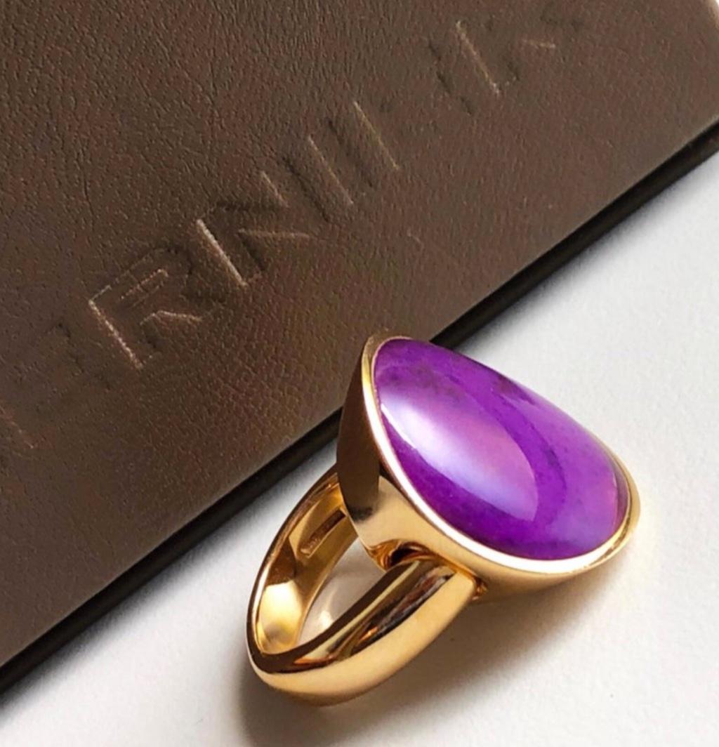 Verleihen Sie Ihrer Schmucksammlung einen Hauch von Eleganz mit diesem atemberaubenden Ring von Vhernier, der aus 18 Karat Gold gefertigt ist und einen wunderschönen violetten Bergkristall aufweist. Das Herzstück des Rings ist der große, auffällige