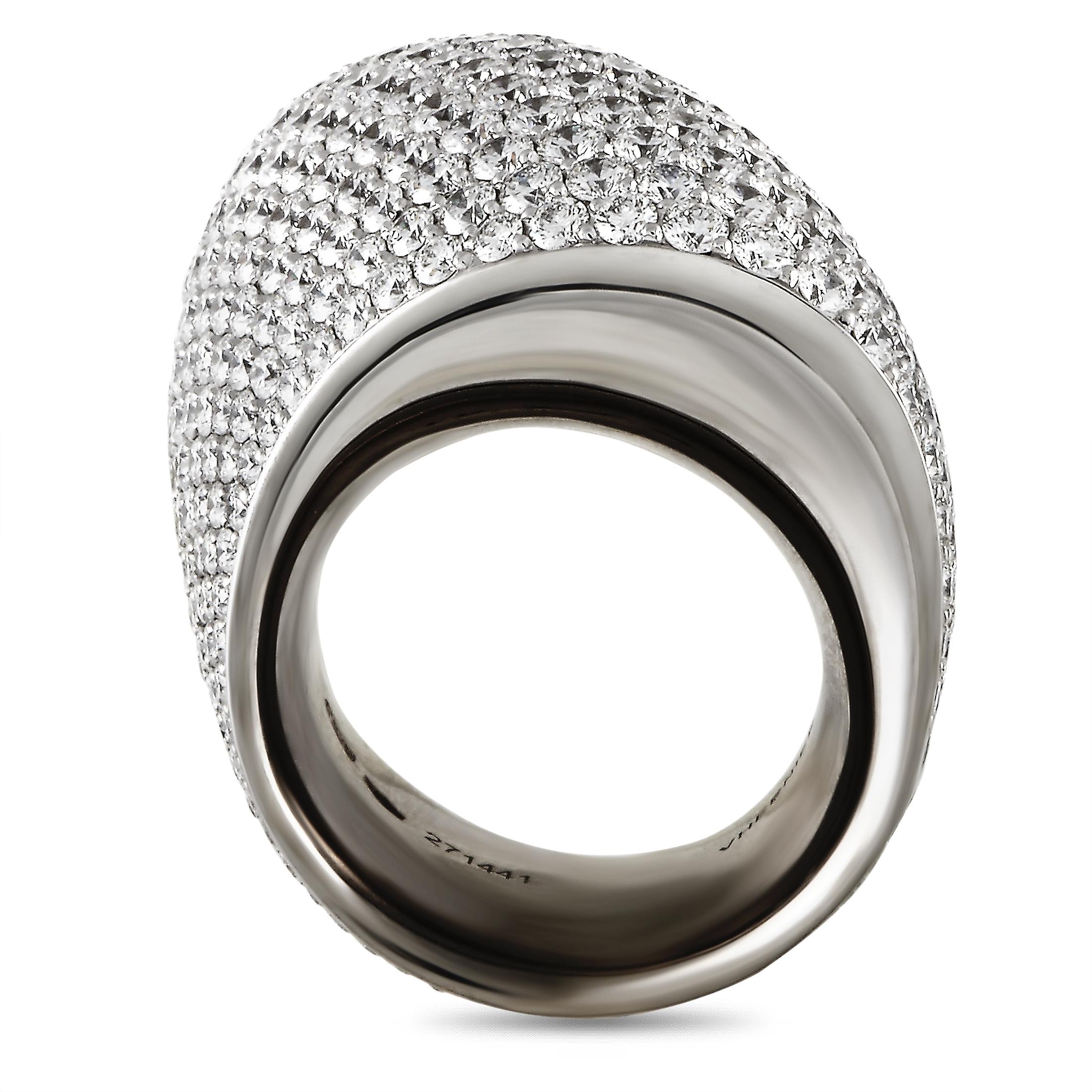 The Vhernier “Tonneau” ring is made of 18K white gold and embellished with diamonds that amount to 9.52 carats. The ring weighs 20.5 grams and boasts band thickness of 20 mm and top height of 11 mm, while top dimensions measure 20 by 27 mm.
Ring