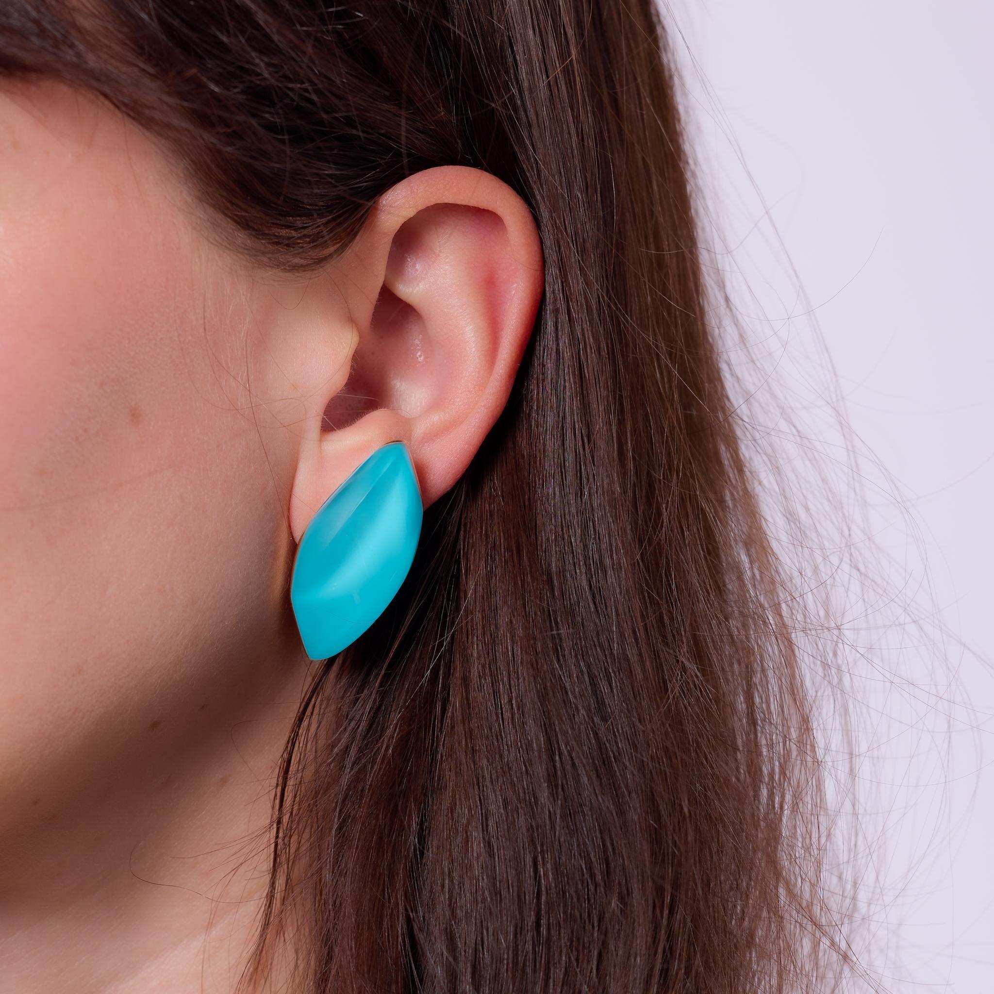 Crafted in the 2020s, these Vhernier Aladino earclips showcase the brand’s signature elegance through a bold pairing of turquoise and rock crystal. The smooth, curved inlays are set in polished 18k yellow gold, creating a dimensional, light-catching