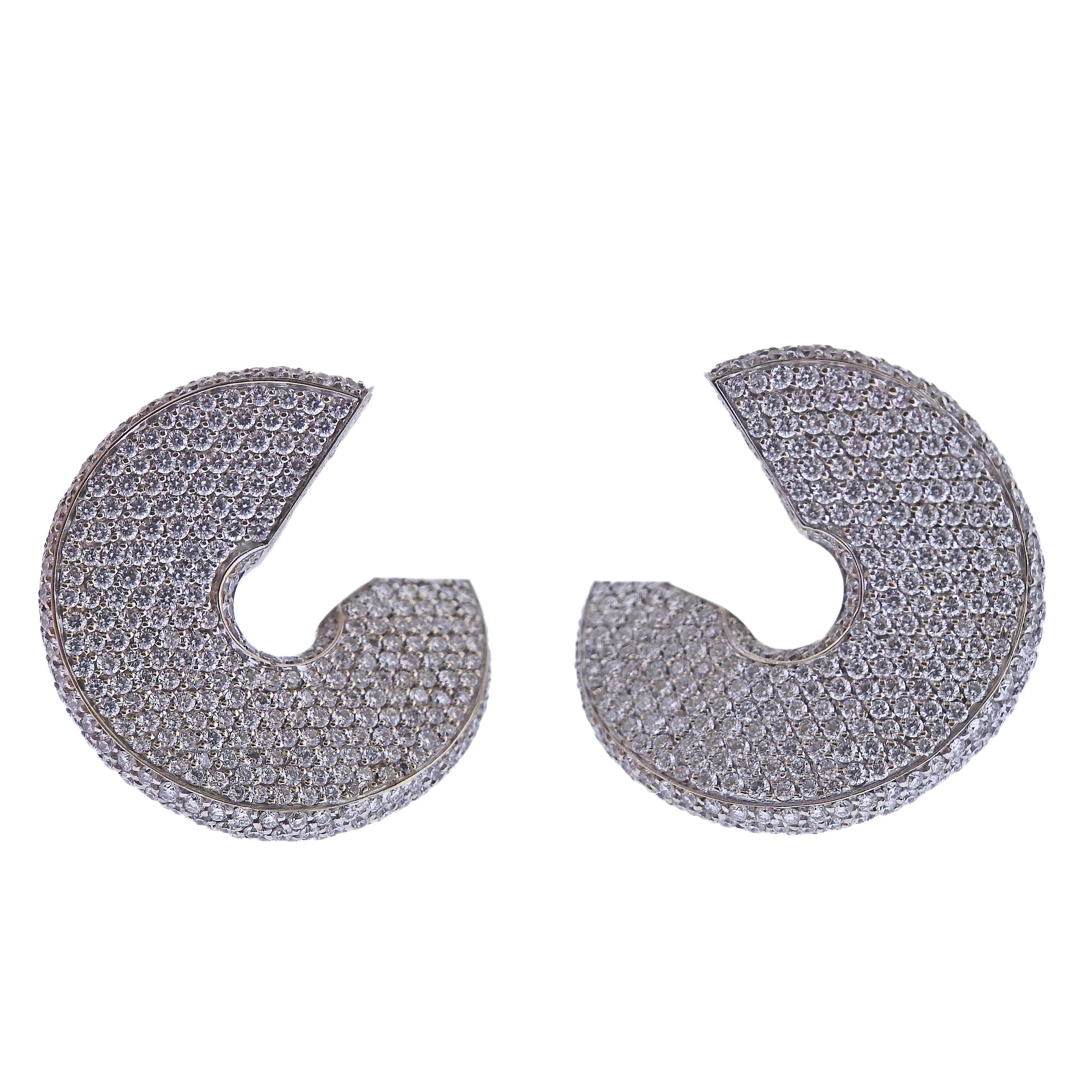 Pair of Vhernier Verso earrings, set in 18k gold with approx. 8-9cts in G/VS diamonds.  Earrings are 28mm in diameter. Weight - 33.5 grams. Marked: 750, Vhernier, Italian mark.  