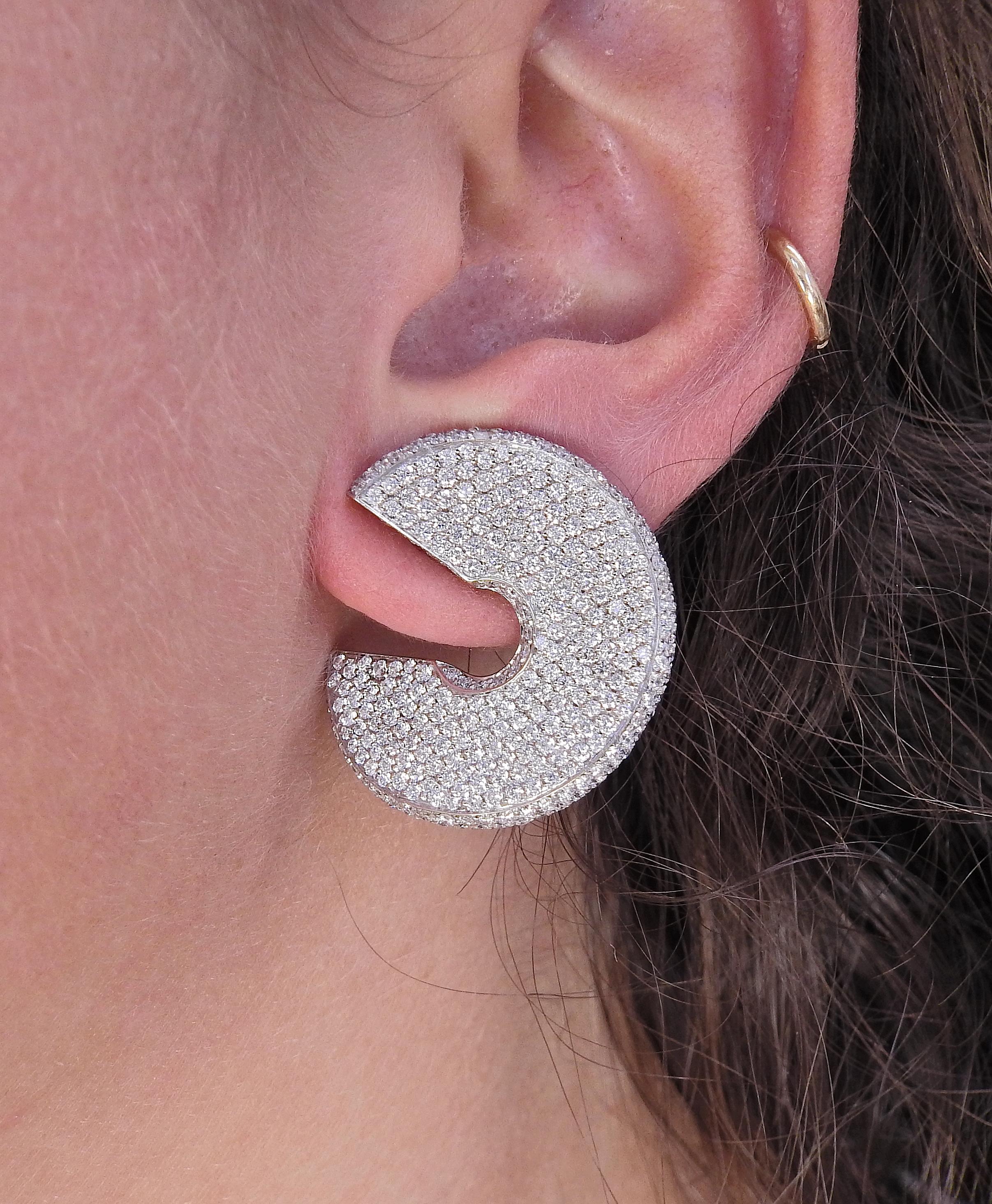 Vhernier Verso Diamond Gold Earrings In Excellent Condition For Sale In Lambertville, NJ