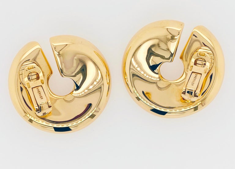 These curved Verso earrings in classic Vhernier rose gold feature a twisted design that evokes certain works of contemporary architecture and give the face exceptional luminosity.

#425-138